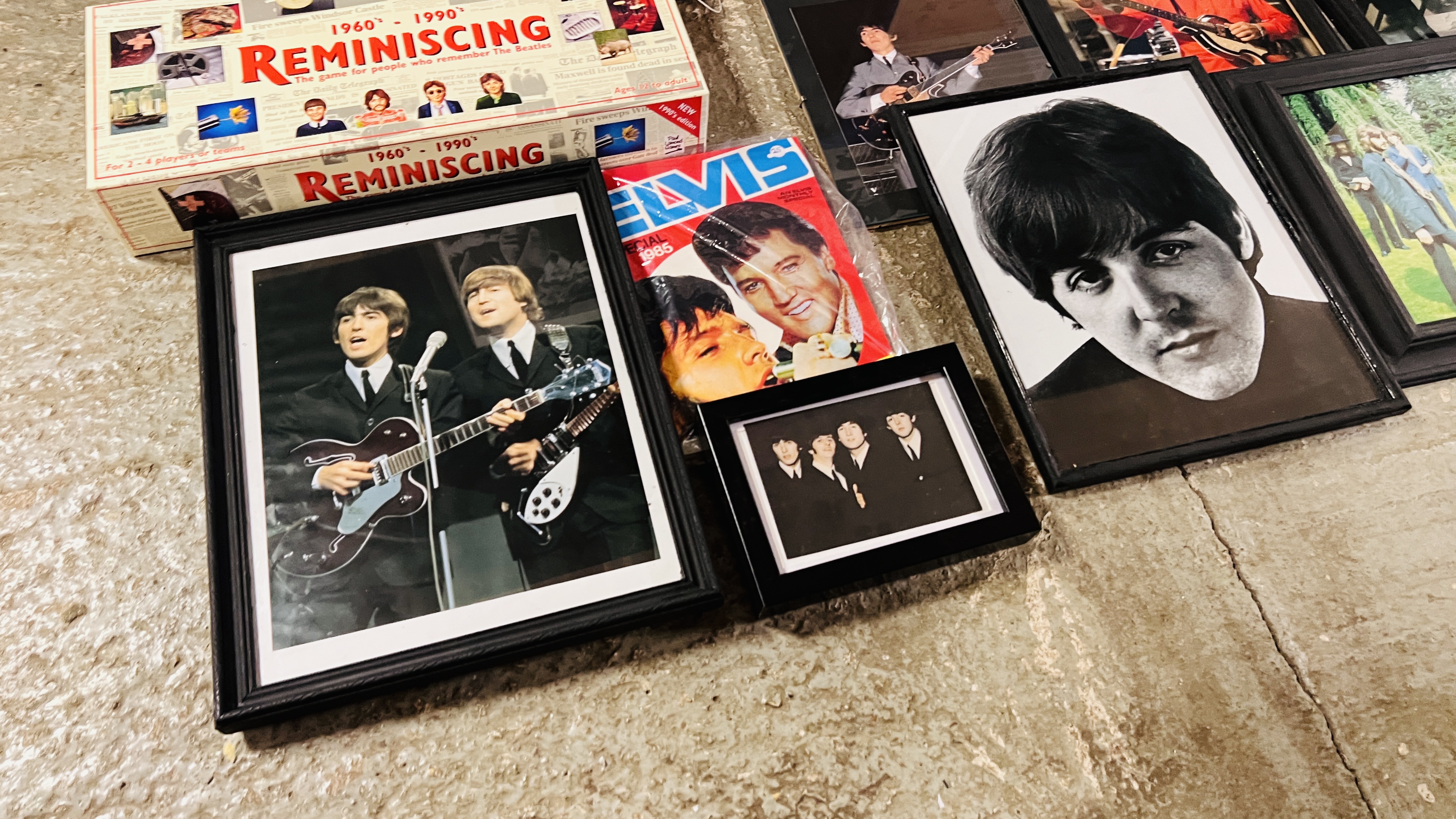 A COLLECTION OF MUSIC MEMORABILIA TO INCLUDE FRAMED PICTURES AND PRINTS JOHN LENNON AND THE BEATLES - Image 2 of 8