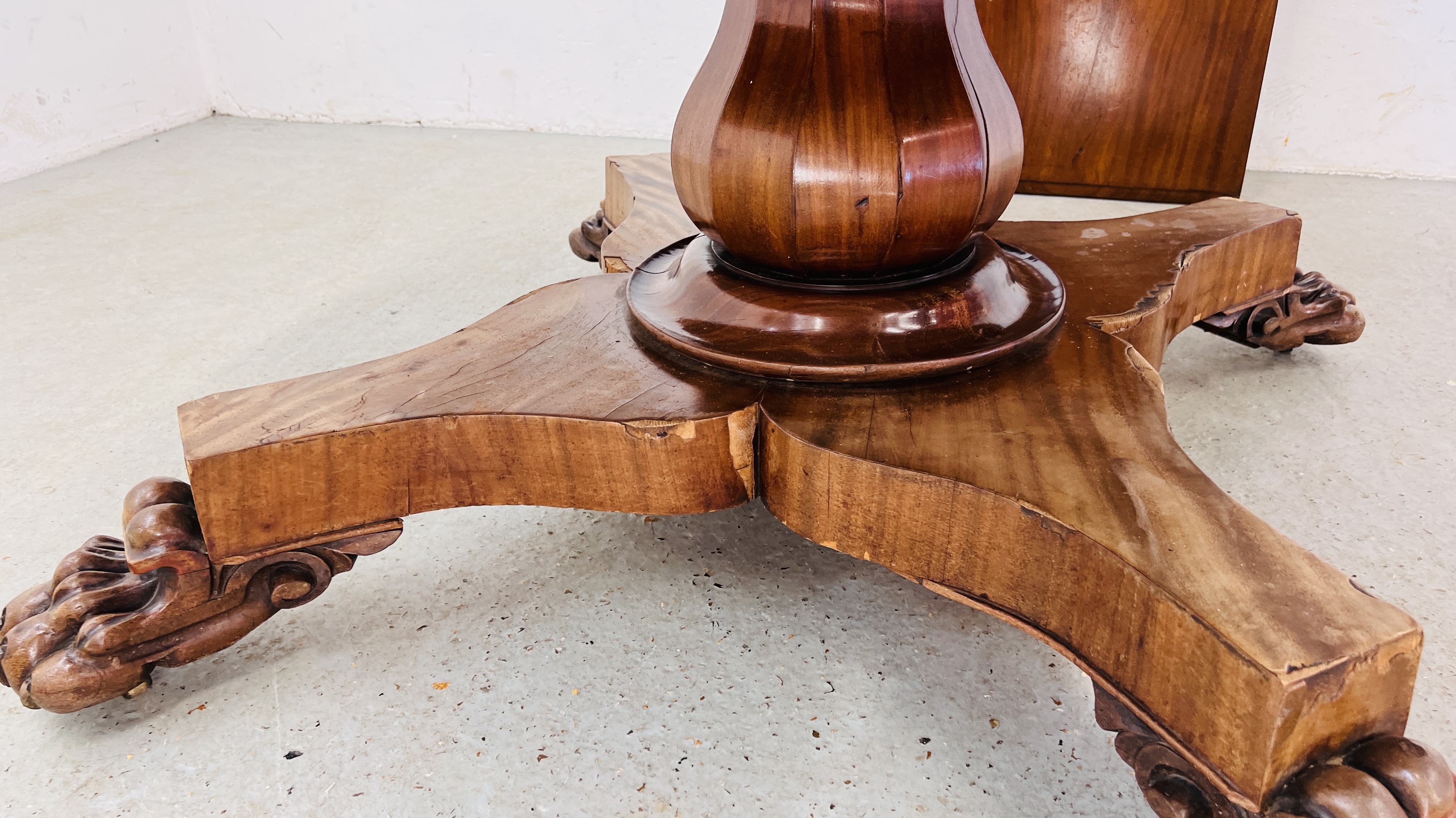 VICTORIAN LOO TABLE WITH CENTRAL EXTENSION LEAF ON IMPRESSIVE PEDESTAL BASE WITH CLAW FEET. - Image 6 of 14