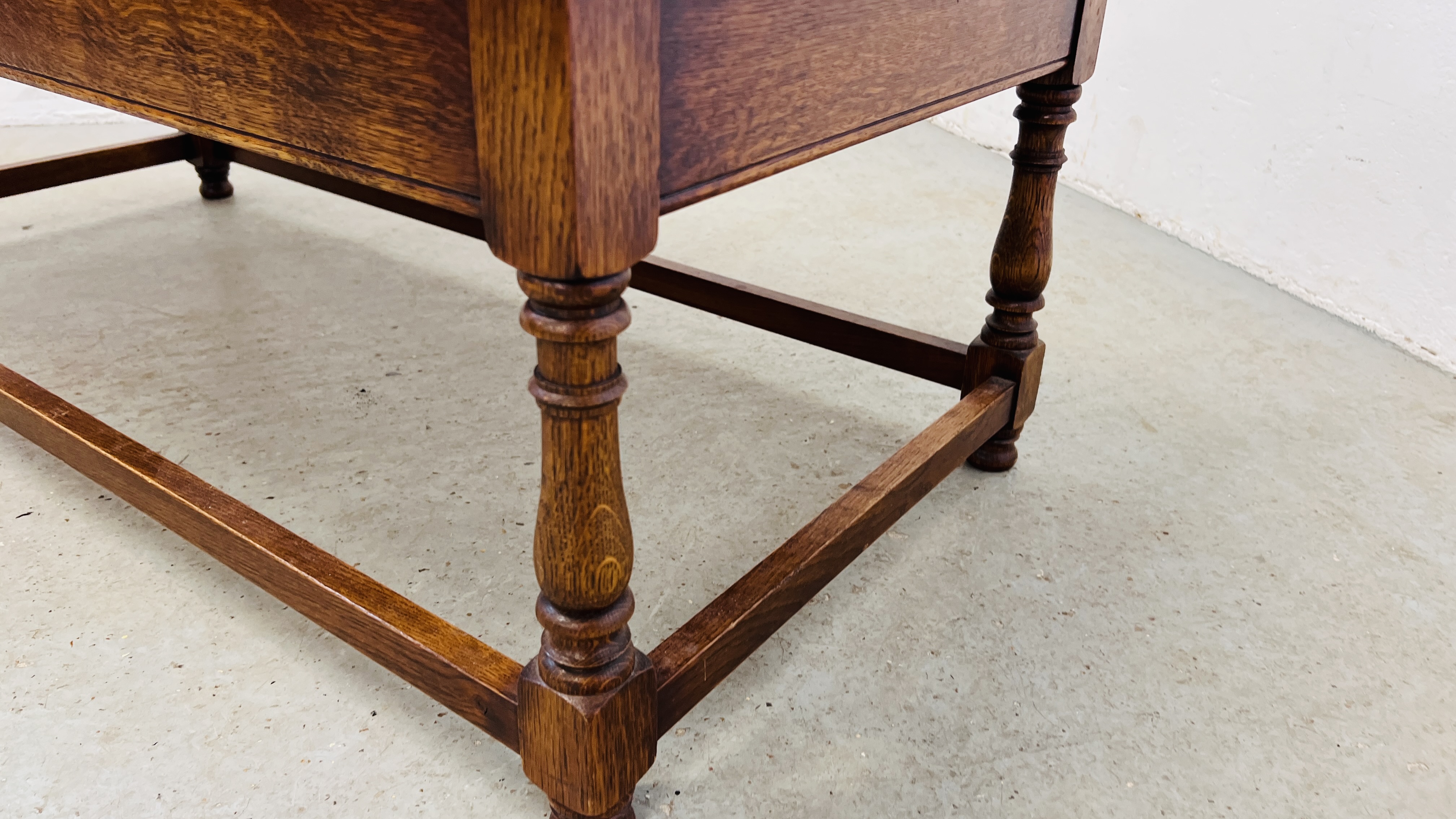 A RECTANGULAR OAK COFFEE TABLE W 117CM. D 56CM. H 44CM. - Image 5 of 11