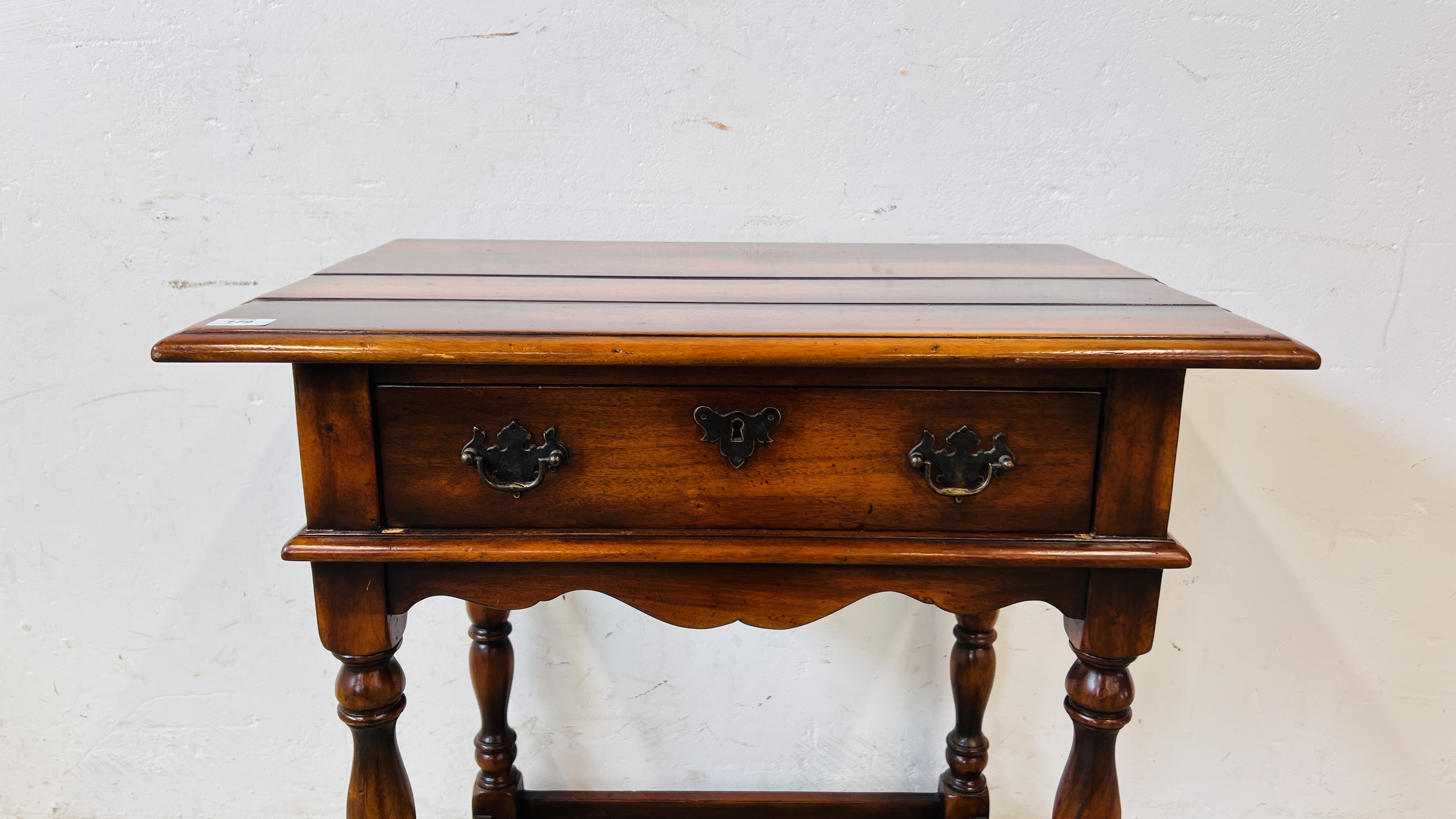 A GOOD QUALITY REPRODUCTION HARDWOOD SINGLE DRAWER SIDE TABLE W 73CM. D 49CM. H 73CM. - Image 3 of 9