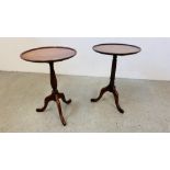TWO GOOD QUALITY REPRODUCTION MAHOGANY PEDESTAL WINE TABLES, ONE WITH RIVEN COLUMN DETAIL.