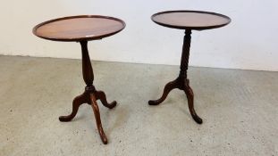 TWO GOOD QUALITY REPRODUCTION MAHOGANY PEDESTAL WINE TABLES, ONE WITH RIVEN COLUMN DETAIL.