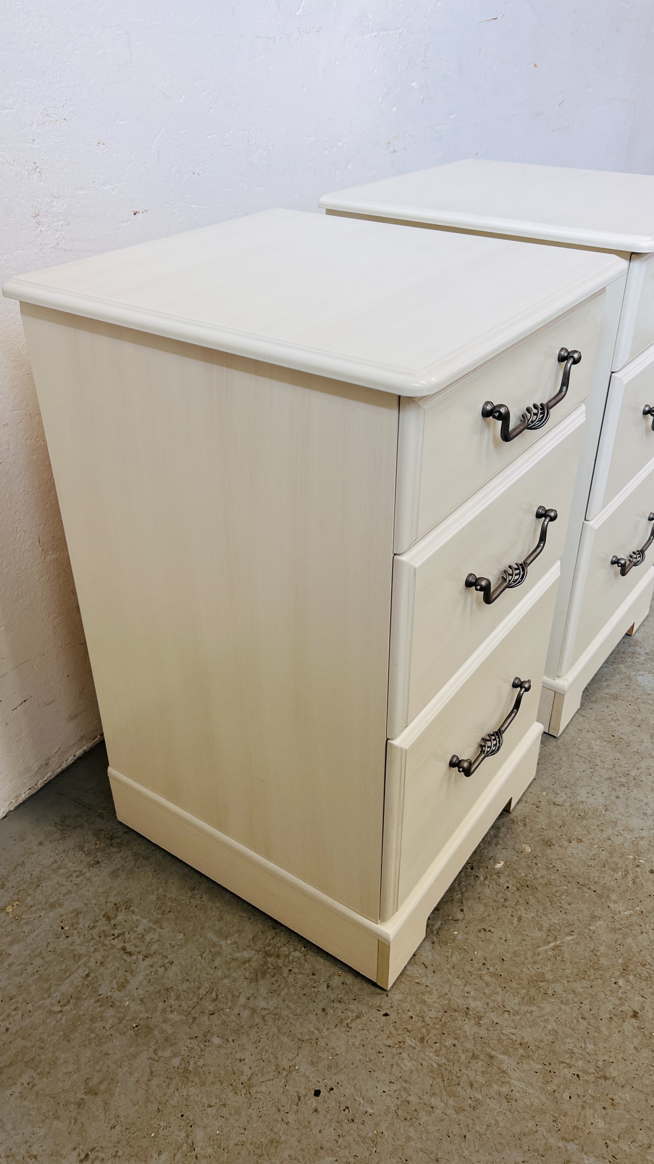 A PAIR OF GOOD QUALITY MODERN THREE DRAWER KINGSTOWN BEDSIDE CHESTS WITH METAL CRAFT HANDLES, - Image 12 of 13