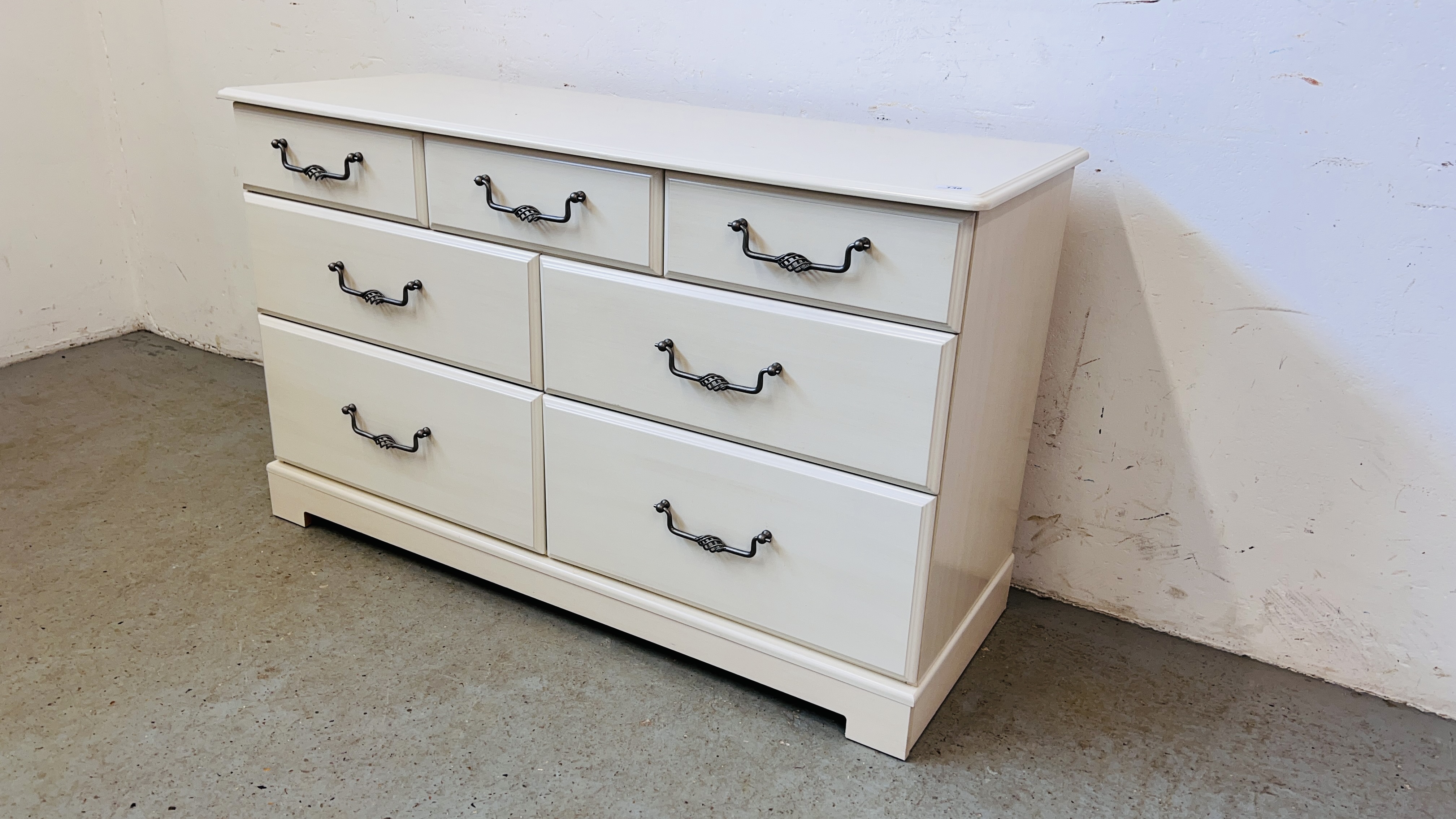 A GOOD QUALITY KINGSTOWN MODERN SEVEN DRAWER CHEST WITH METAL CRAFT HANDLES, - Image 3 of 12