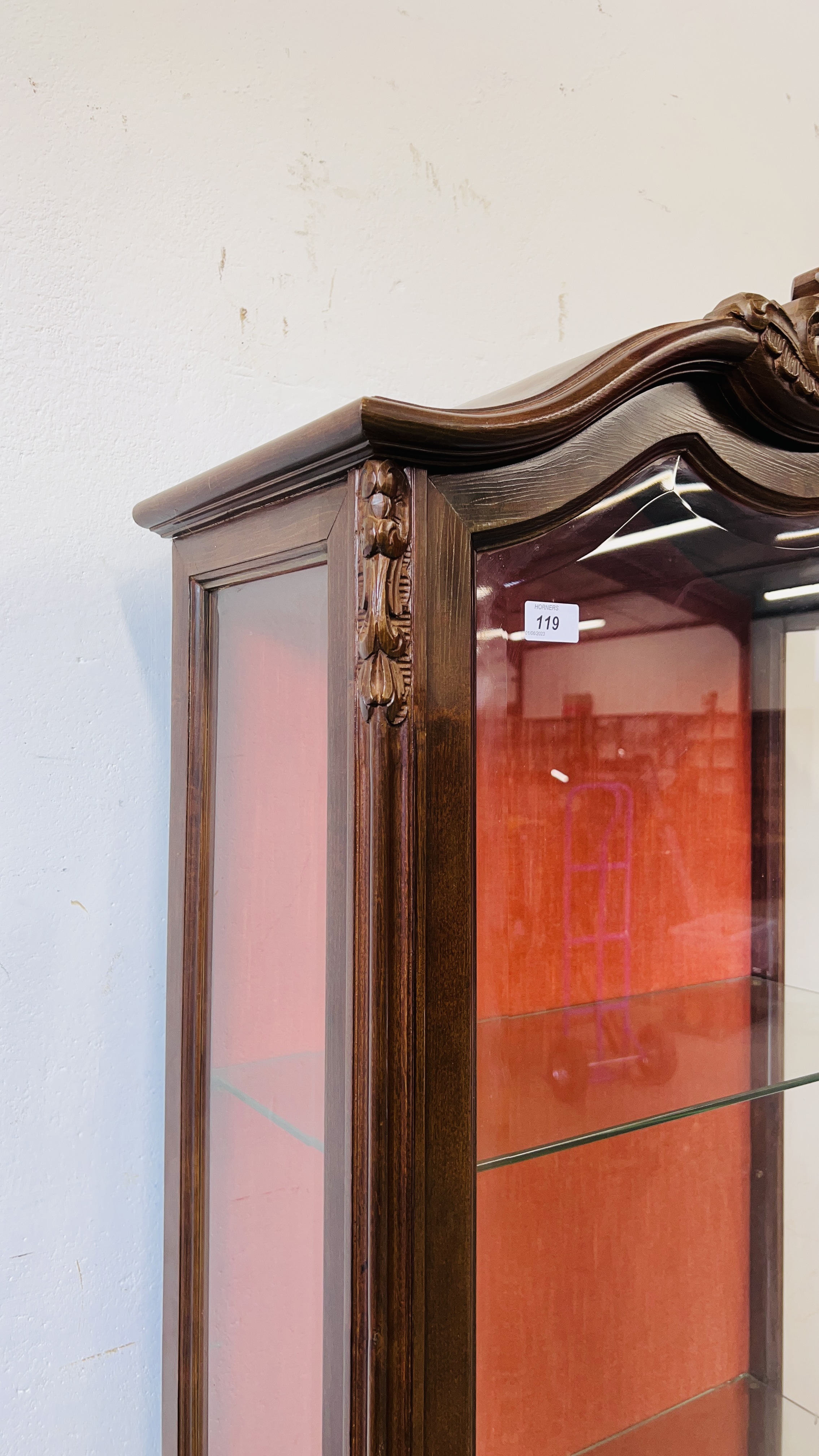 A REPRODUCTION CONTINENTAL STYLE DISPLAY CABINET WITH DRAWER TO BASE - W 83CM. D 41CM. H 183CM. - Image 5 of 9