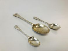 A SILVER OLD ENGLISH PATTERN SERVING SPOON AND TWO SILVER TEASPOONS LONDON 1901 MAKER G&S COMPANY,