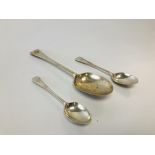 A SILVER OLD ENGLISH PATTERN SERVING SPOON AND TWO SILVER TEASPOONS LONDON 1901 MAKER G&S COMPANY,