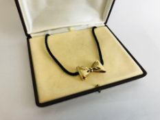 A DESIGNER 9CT GOLD BOW NECKLACE ON A ROPE TWIST CHOKER.