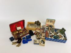 A TRAY OF ASSORTED MIXED COSTUME JEWELLERY AND A FURTHER VINTAGE CASE TO INCLUDE VINTAGE BROOCHES