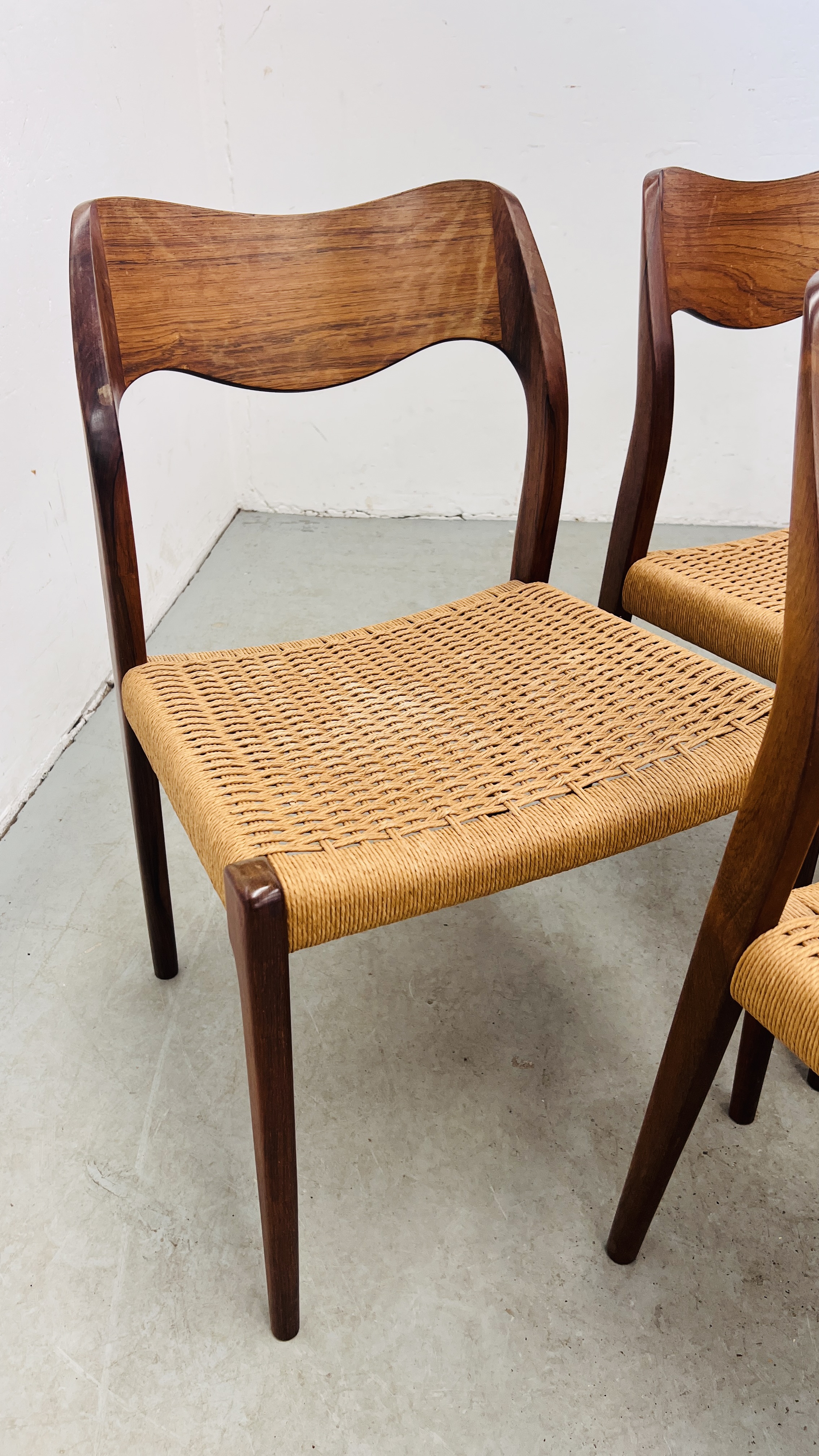 A SET OF TEN VINTAGE MID CENTURY NIELS MOLLER BY J L MOLLER MODEL 71 ROSEWOOD DINING CHAIRS WITH - Image 13 of 48