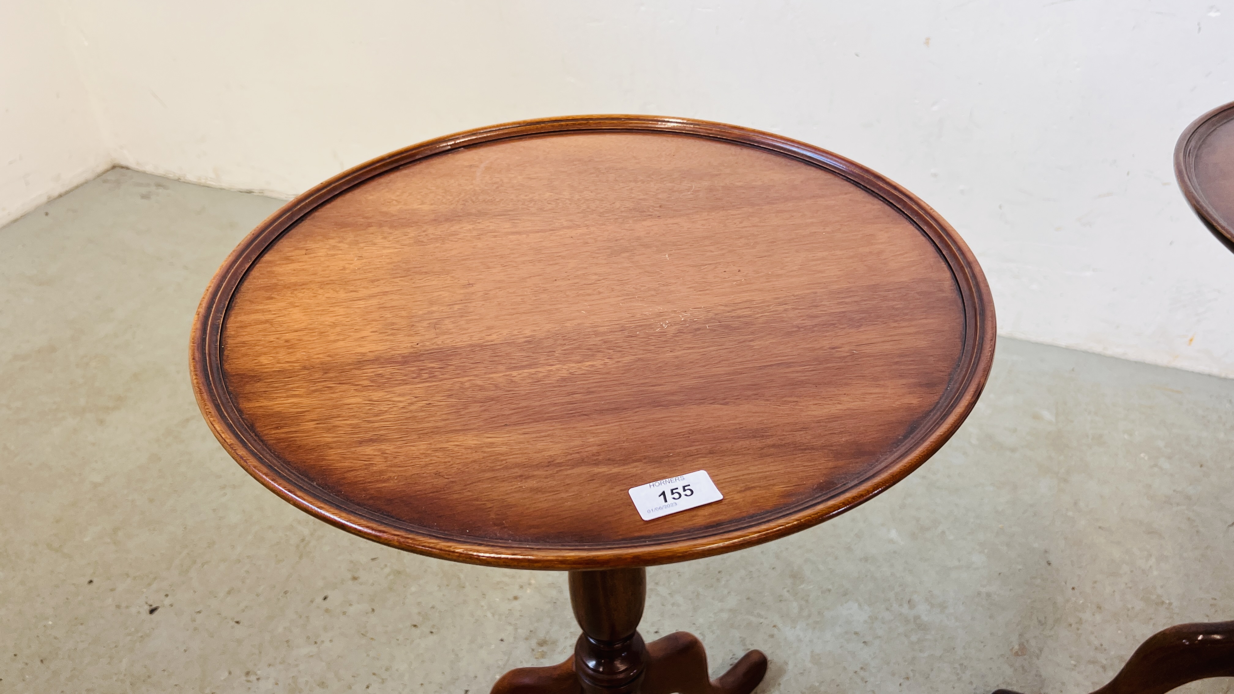 TWO GOOD QUALITY REPRODUCTION MAHOGANY PEDESTAL WINE TABLES, ONE WITH RIVEN COLUMN DETAIL. - Image 3 of 8