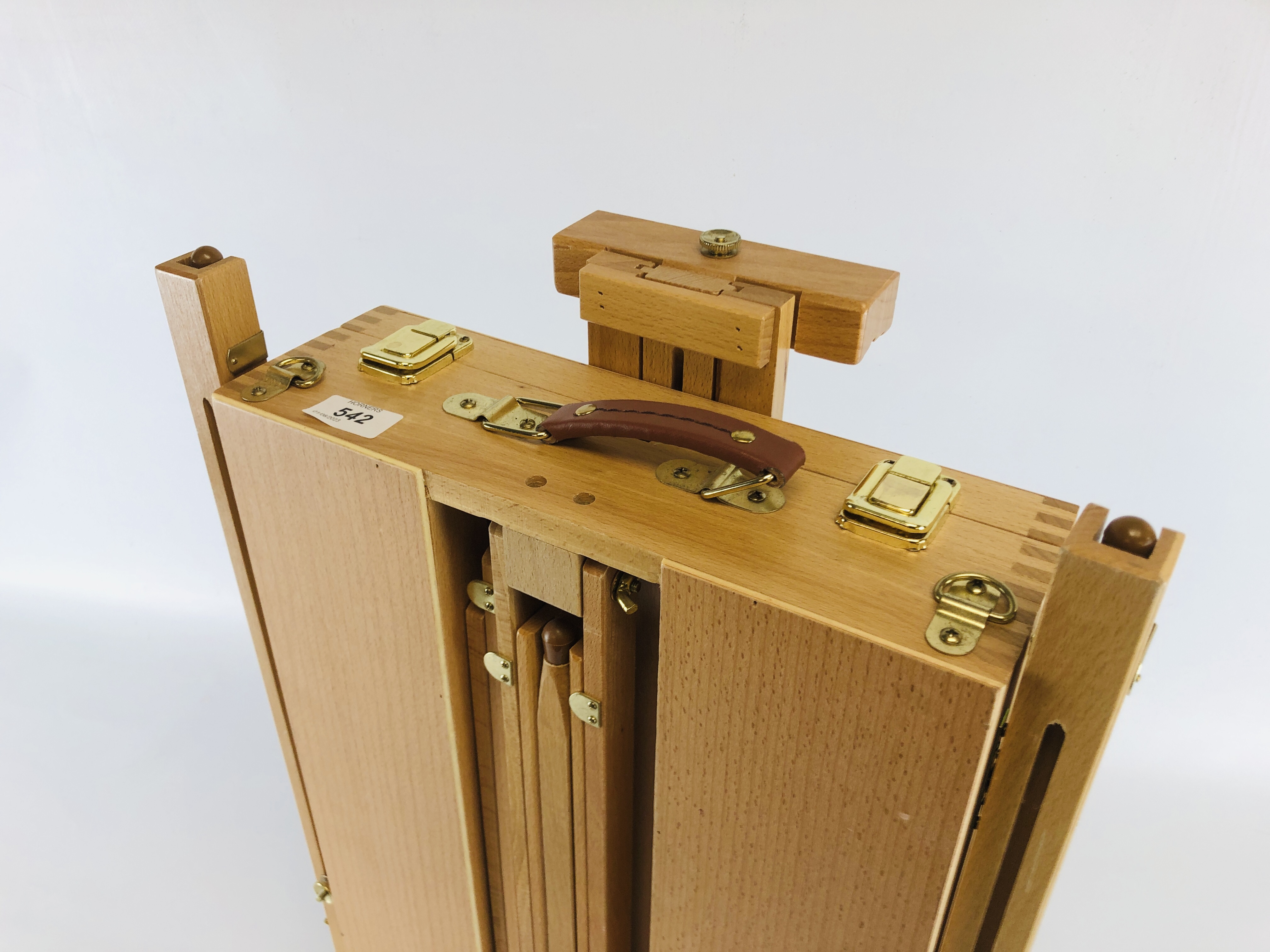 A WOODEN TRAVELLING ARTIST EASEL. - Image 2 of 3