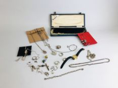 A TRAY OF ASSORTED SILVER AND WHITE METAL JEWELLERY EXAMPLES TO INCLUDE EARRINGS AND NECKLACES,