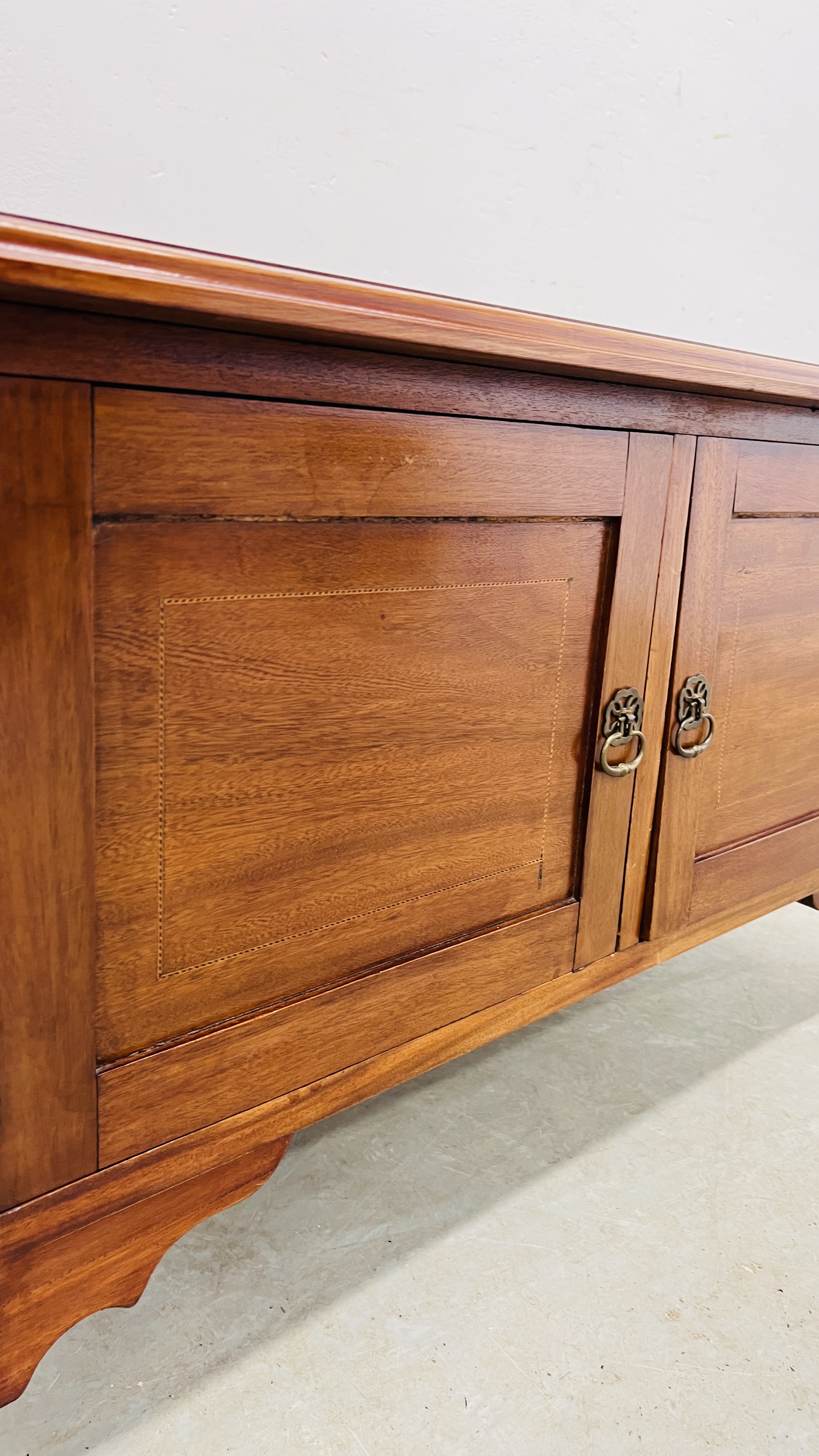 A MAHOGANY TWO DOOR CABINET WITH STRINGING INLAY, W 91CM, D 45CM, - Image 5 of 16