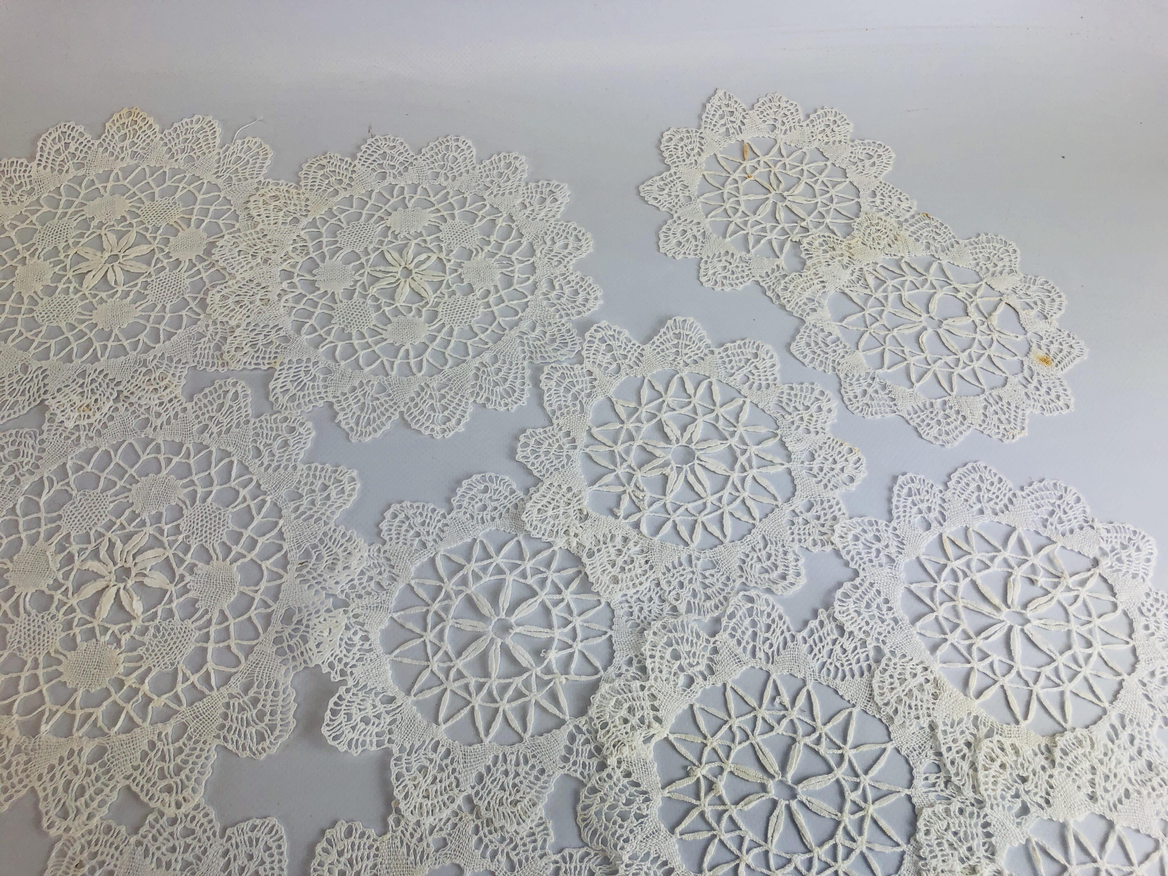 ANTIQUE NOTTINGHAM CLUNY LACE TABLE MATS (2 X 9.5inch, 12 X 7.5inch, 12 X 5.5inch). - Image 4 of 7