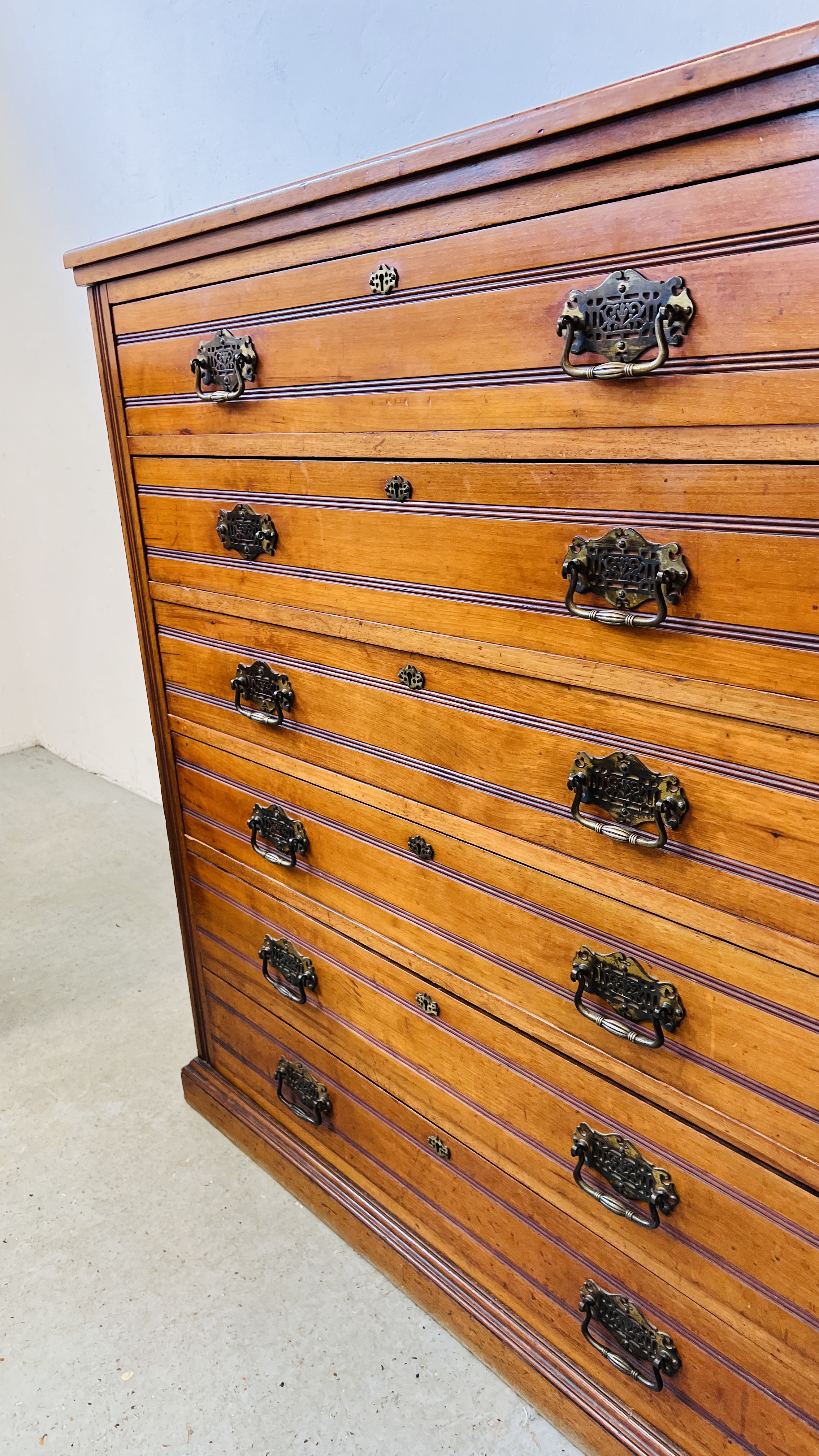 AN EDWARDIAN AMERICAN WALNUT 6 DRAWER CHEST WITH BRASS PLATE HANDLES W 112CM. D 46CM. H 118CM. - Image 8 of 14