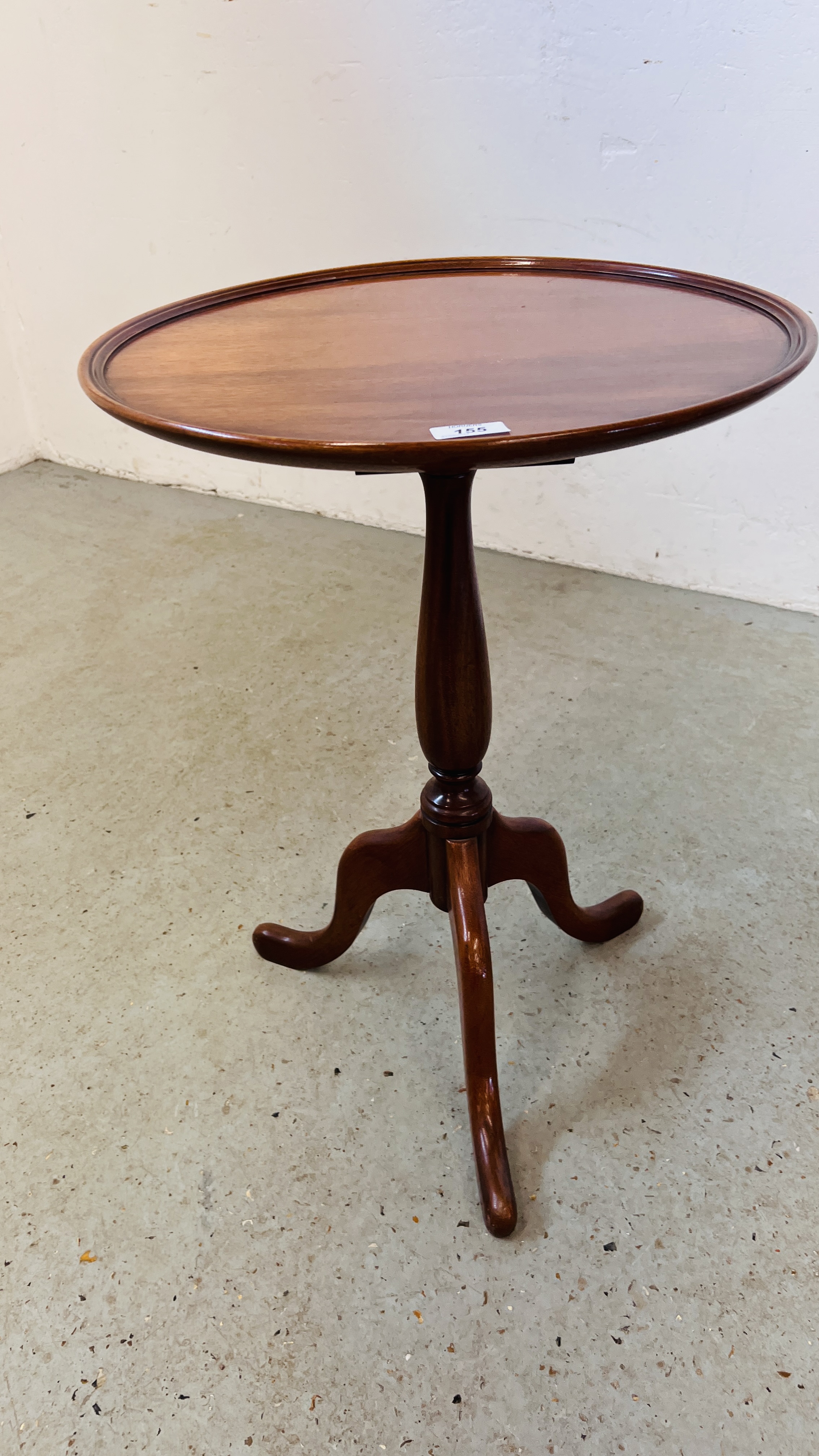 TWO GOOD QUALITY REPRODUCTION MAHOGANY PEDESTAL WINE TABLES, ONE WITH RIVEN COLUMN DETAIL. - Image 2 of 8