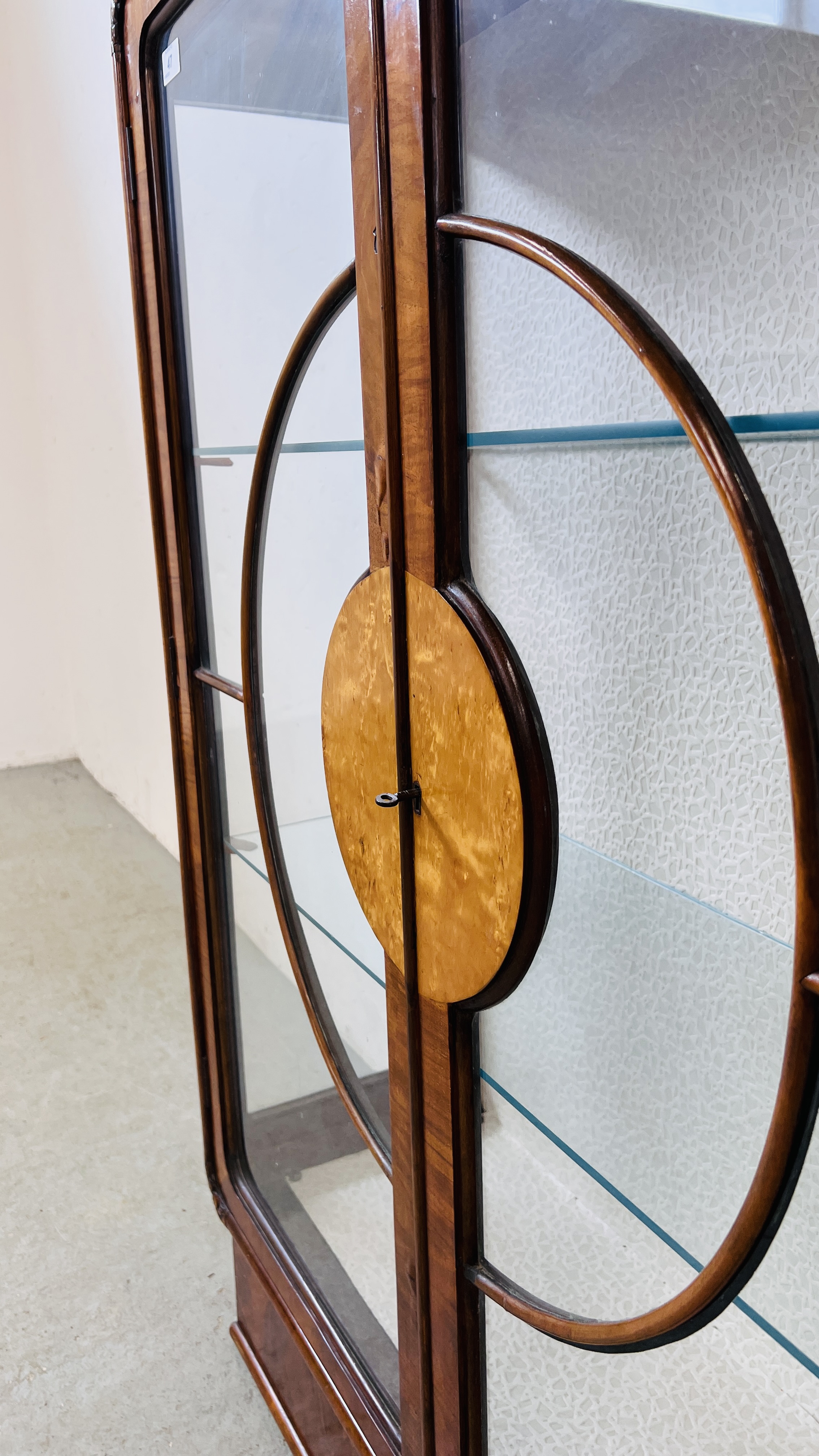 A DECO WALNUT VENEERED DISPLAY CABINET, W 87CM, D 30CM, H 118CM. - Image 15 of 16