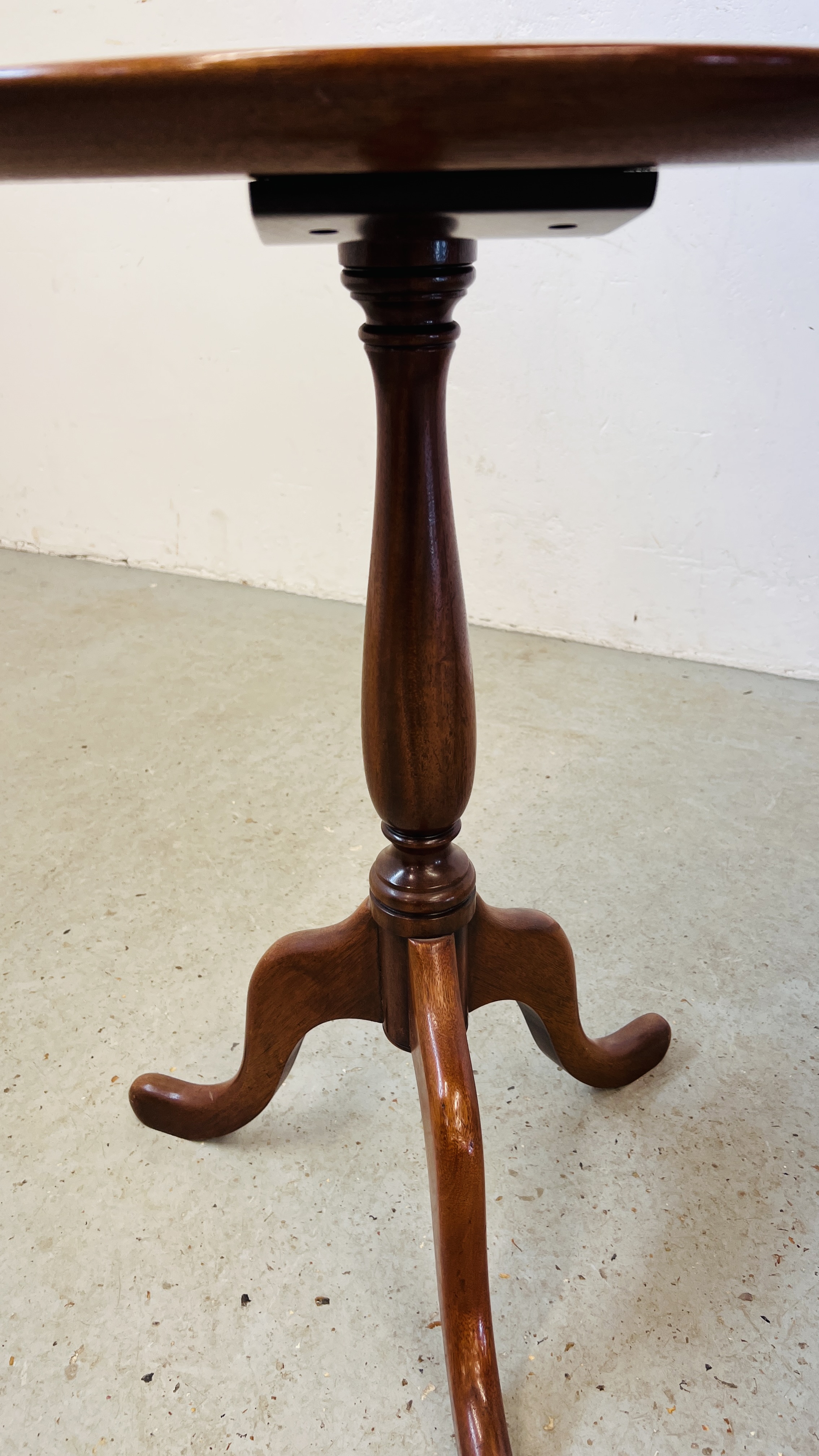 TWO GOOD QUALITY REPRODUCTION MAHOGANY PEDESTAL WINE TABLES, ONE WITH RIVEN COLUMN DETAIL. - Image 4 of 8