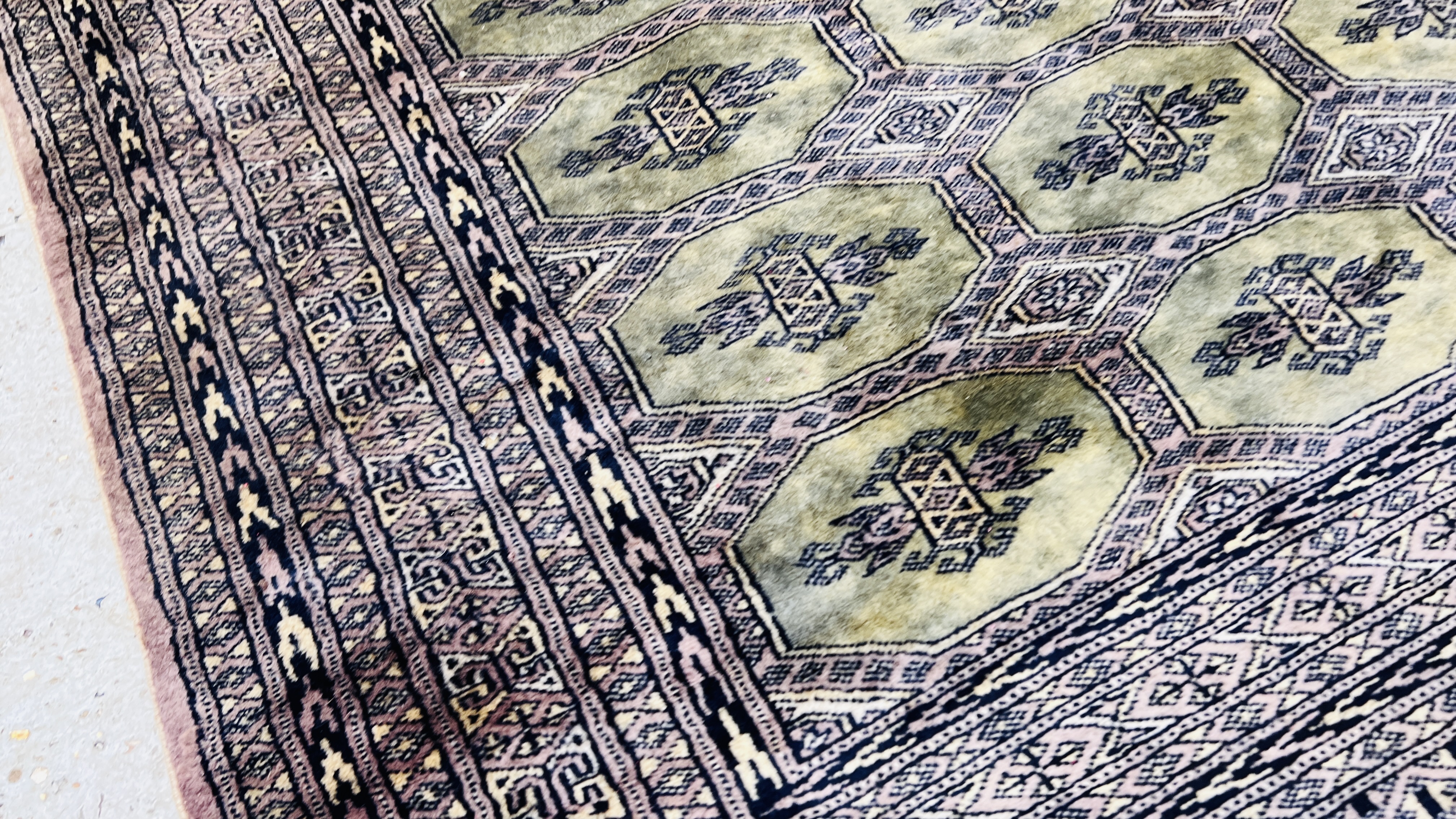 A GREEN PATTERNED RUG. - Image 5 of 6