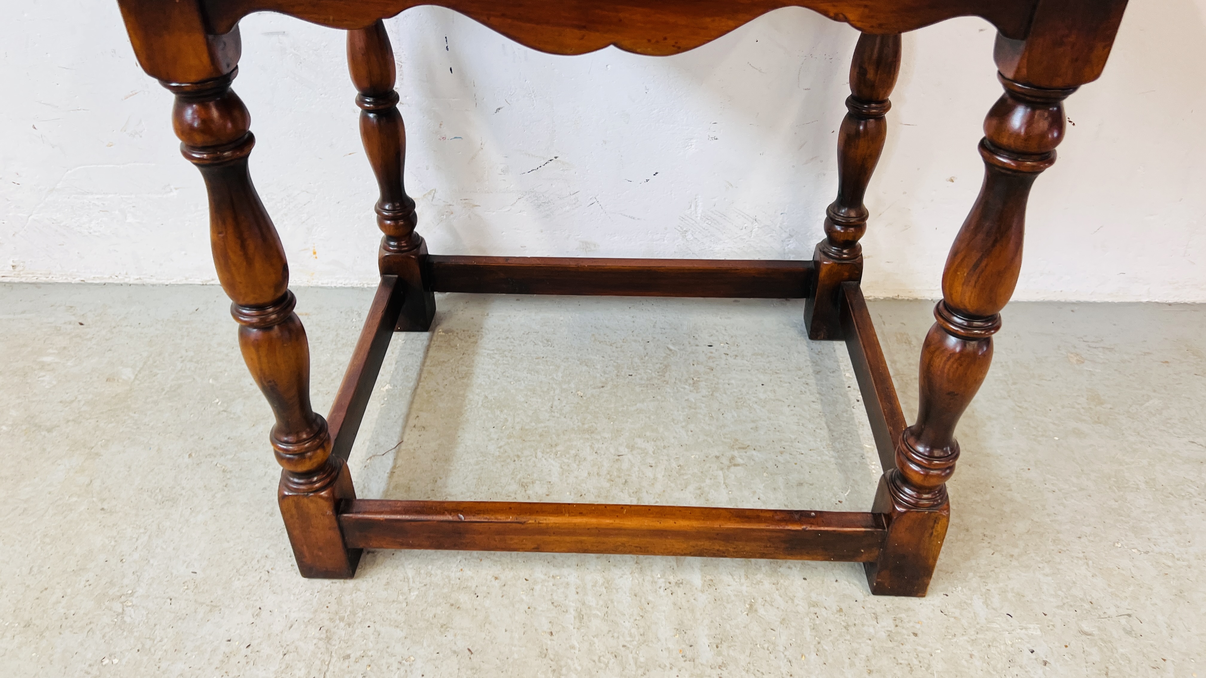 A GOOD QUALITY REPRODUCTION HARDWOOD SINGLE DRAWER SIDE TABLE W 73CM. D 49CM. H 73CM. - Image 4 of 9