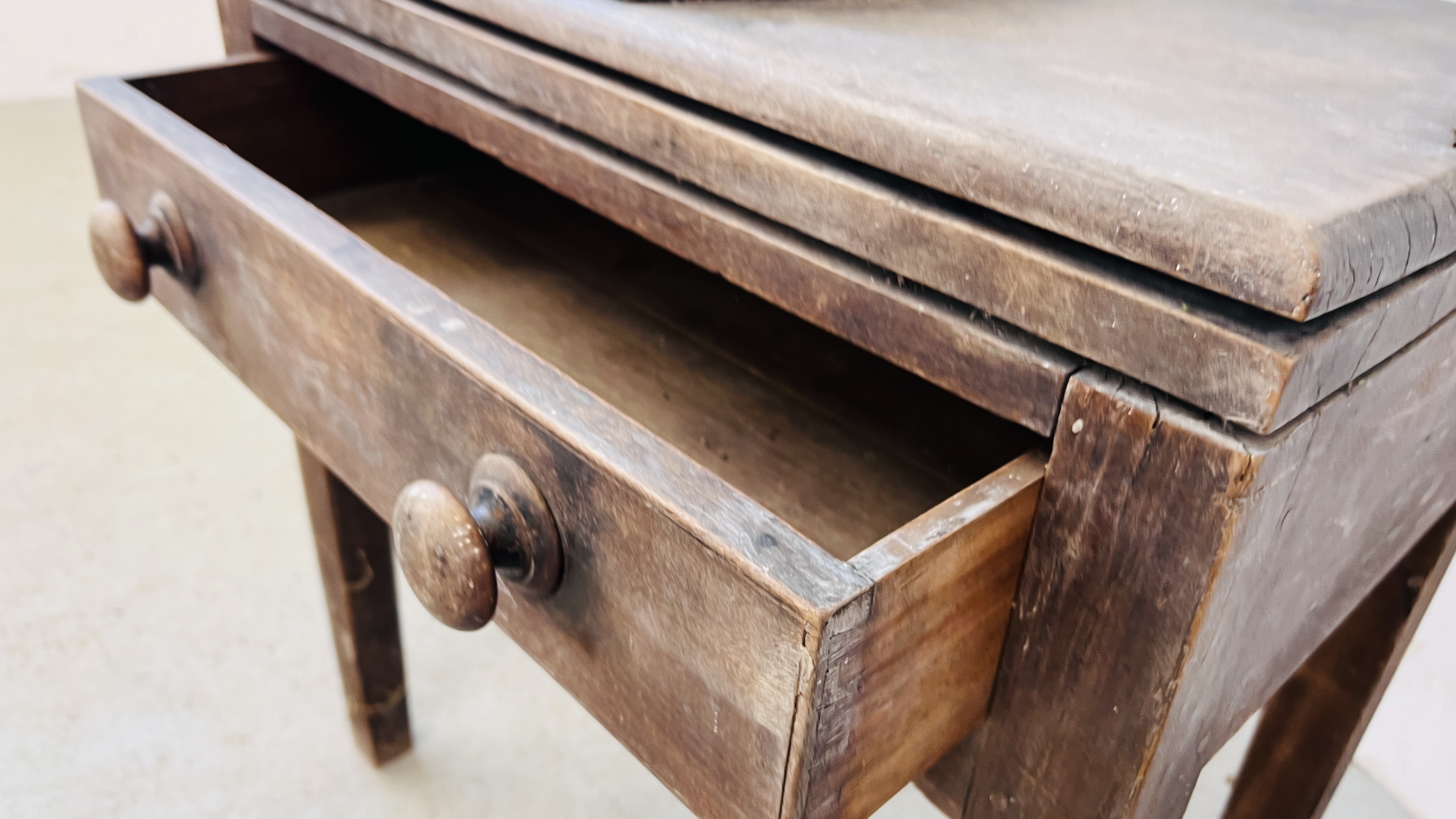 AN ANTIQUE OAK PRESS WITH SINGLE DRAWER. - Image 8 of 8