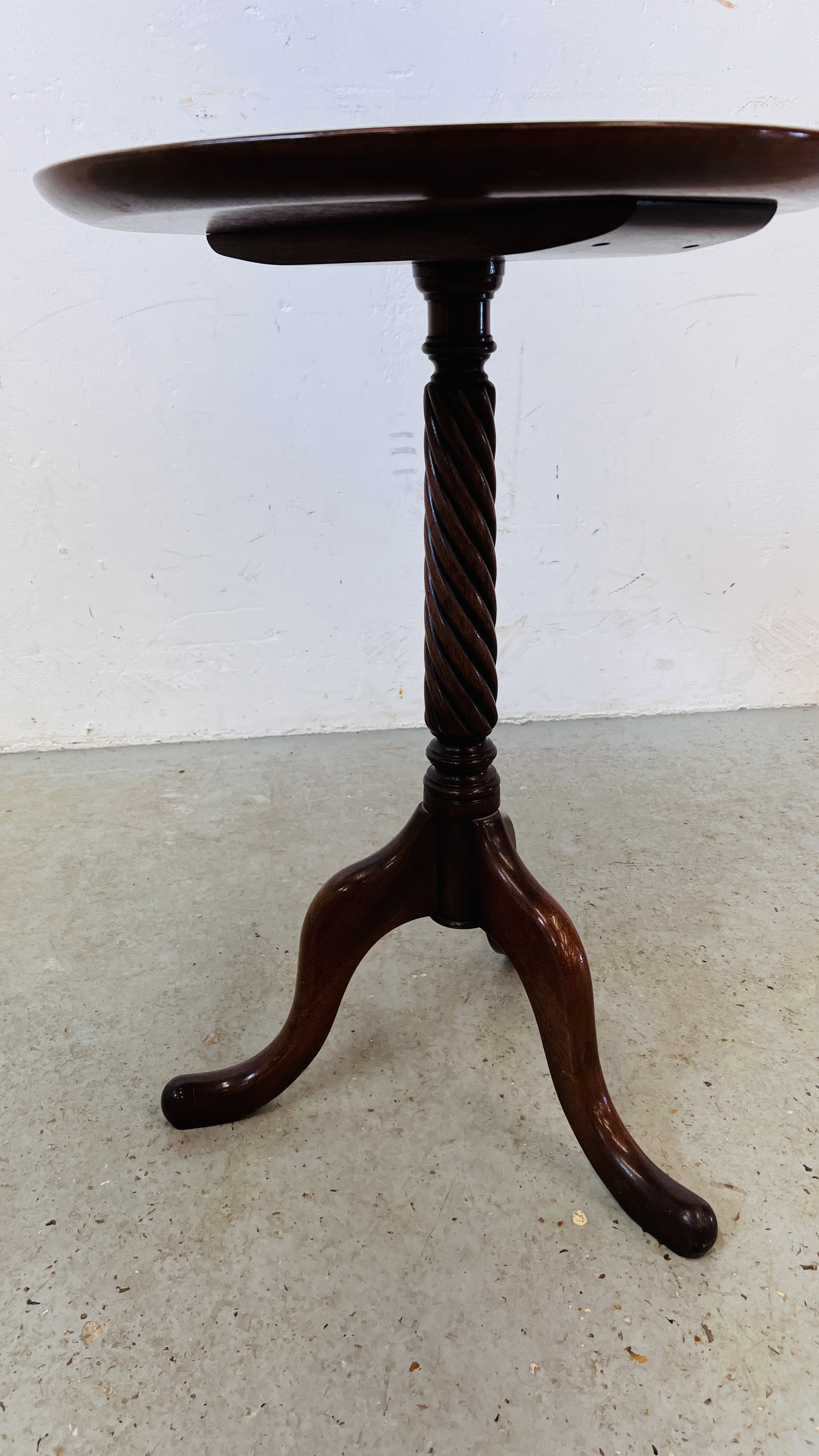 TWO GOOD QUALITY REPRODUCTION MAHOGANY PEDESTAL WINE TABLES, ONE WITH RIVEN COLUMN DETAIL. - Image 6 of 8