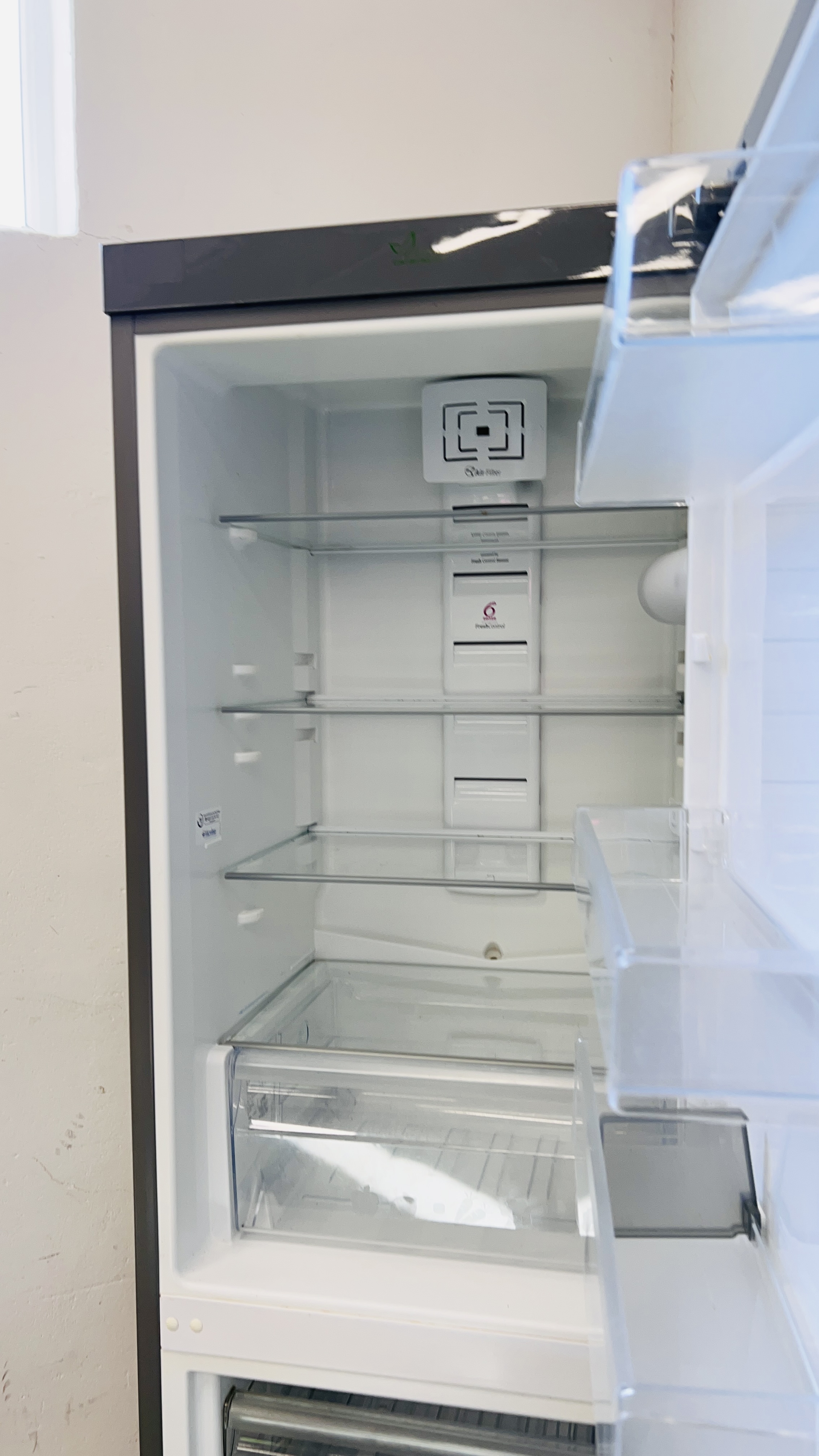 WHIRLPOOL SILVER FINISH A+++ CLASS NO FROST FRIDGE FREEZER WITH 6TH SENSE FRESH CONTROL - SOLD AS - Image 12 of 13