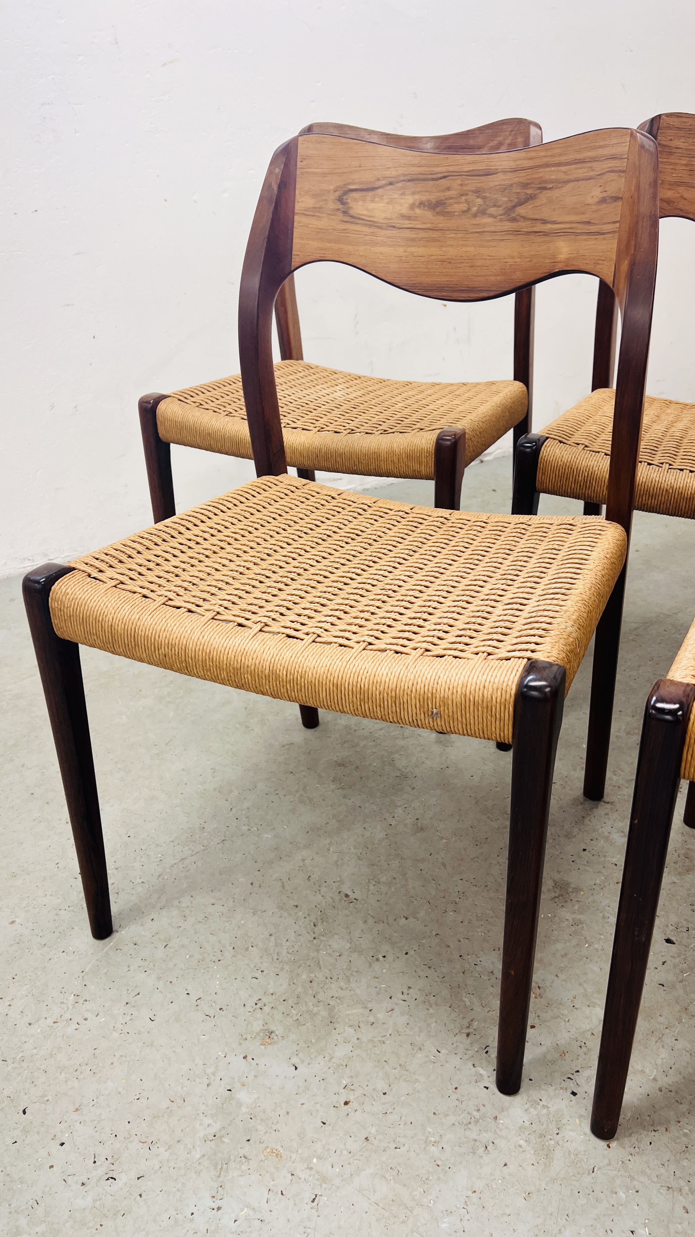 A SET OF TEN VINTAGE MID CENTURY NIELS MOLLER BY J L MOLLER MODEL 71 ROSEWOOD DINING CHAIRS WITH - Image 12 of 48