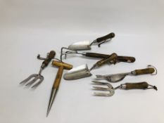 A GROUP OF 7 GOOD QUALITY HAND GARDENING TOOLS.