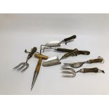 A GROUP OF 7 GOOD QUALITY HAND GARDENING TOOLS.