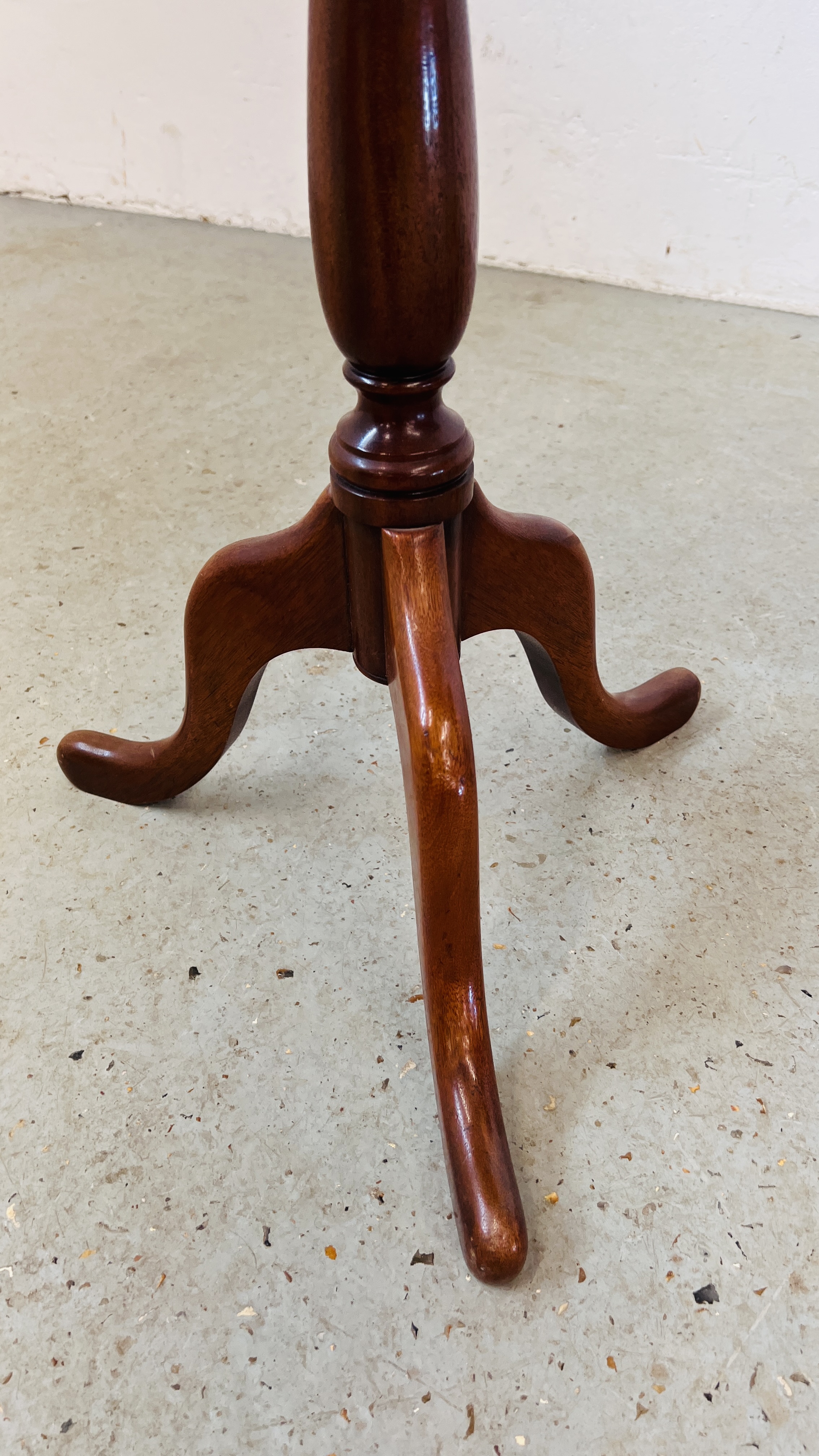 TWO GOOD QUALITY REPRODUCTION MAHOGANY PEDESTAL WINE TABLES, ONE WITH RIVEN COLUMN DETAIL. - Image 5 of 8