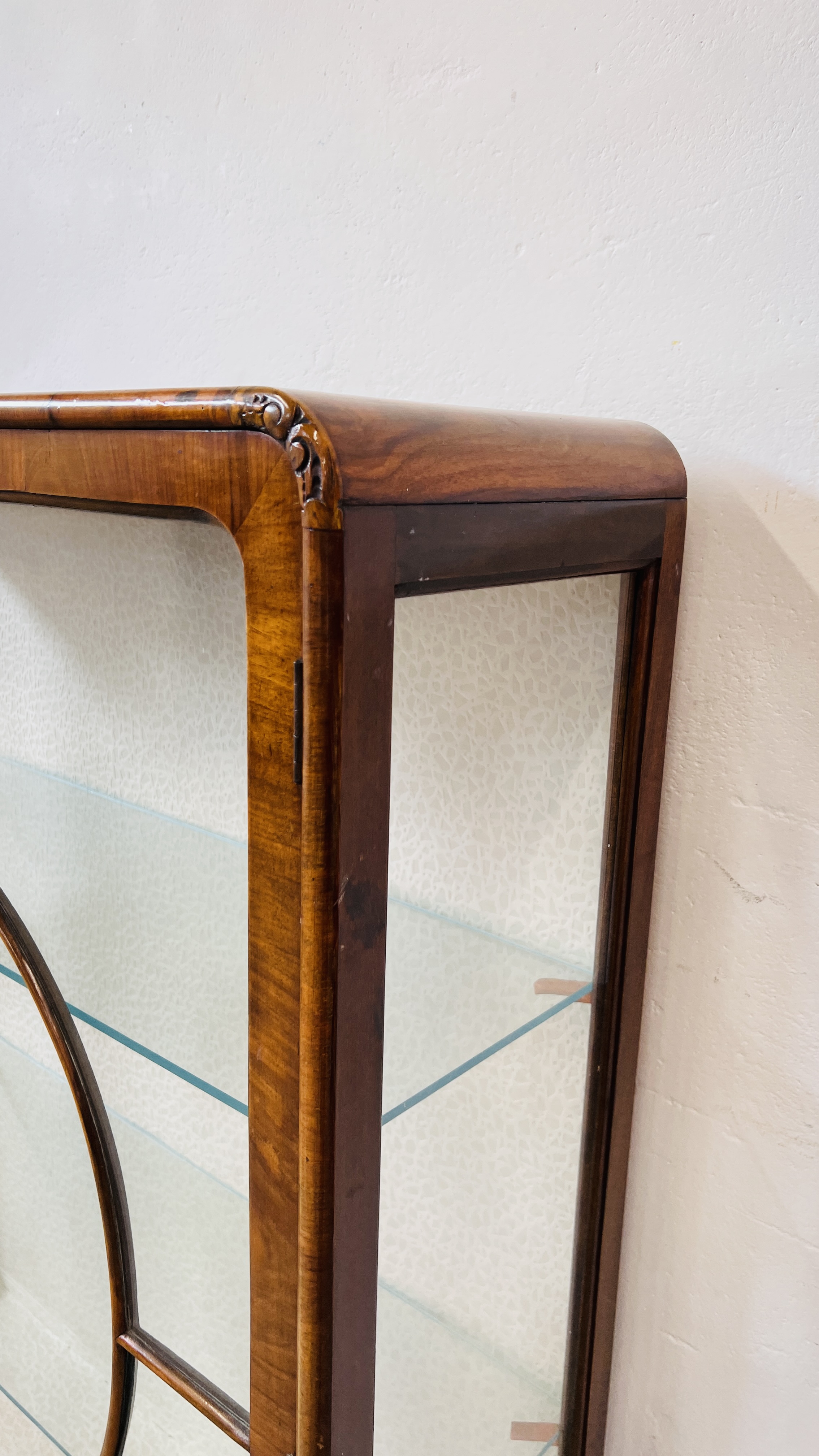 A DECO WALNUT VENEERED DISPLAY CABINET, W 87CM, D 30CM, H 118CM. - Image 5 of 16