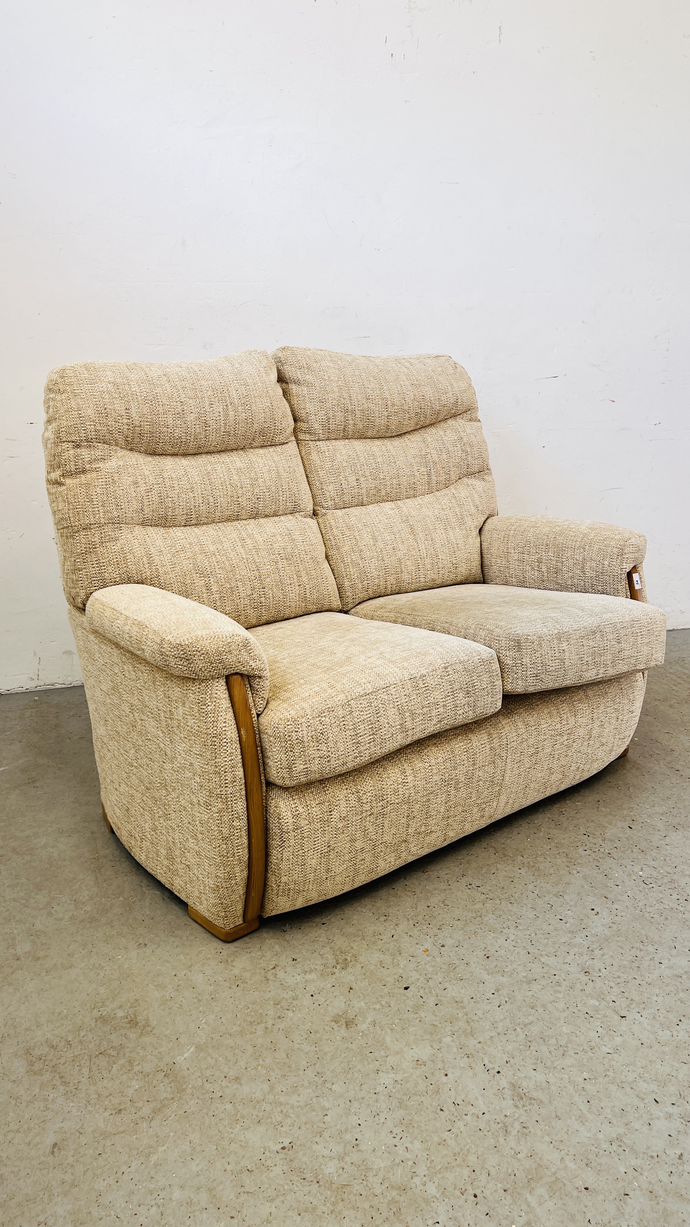 A MODERN TWO SEATER FAWN UPHOLSTERED SOFA WIDTH 130CM. - Image 6 of 6