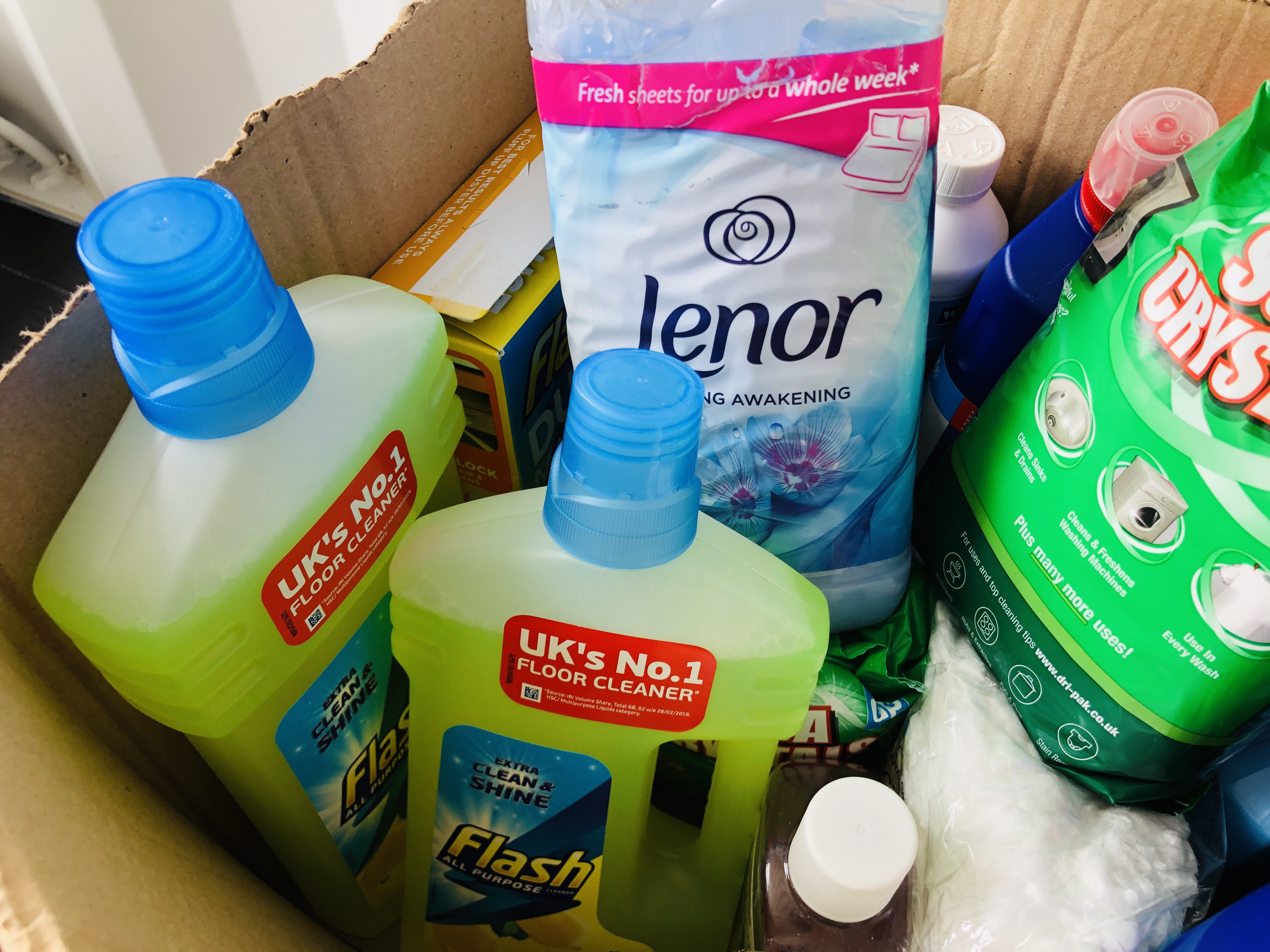 TWO BOXES CONTAINING KITCHEN FOODS AND CLEANING CHEMICALS TO INCLUDE TINNED FOOD, COFFEE, FLASH, - Image 6 of 6