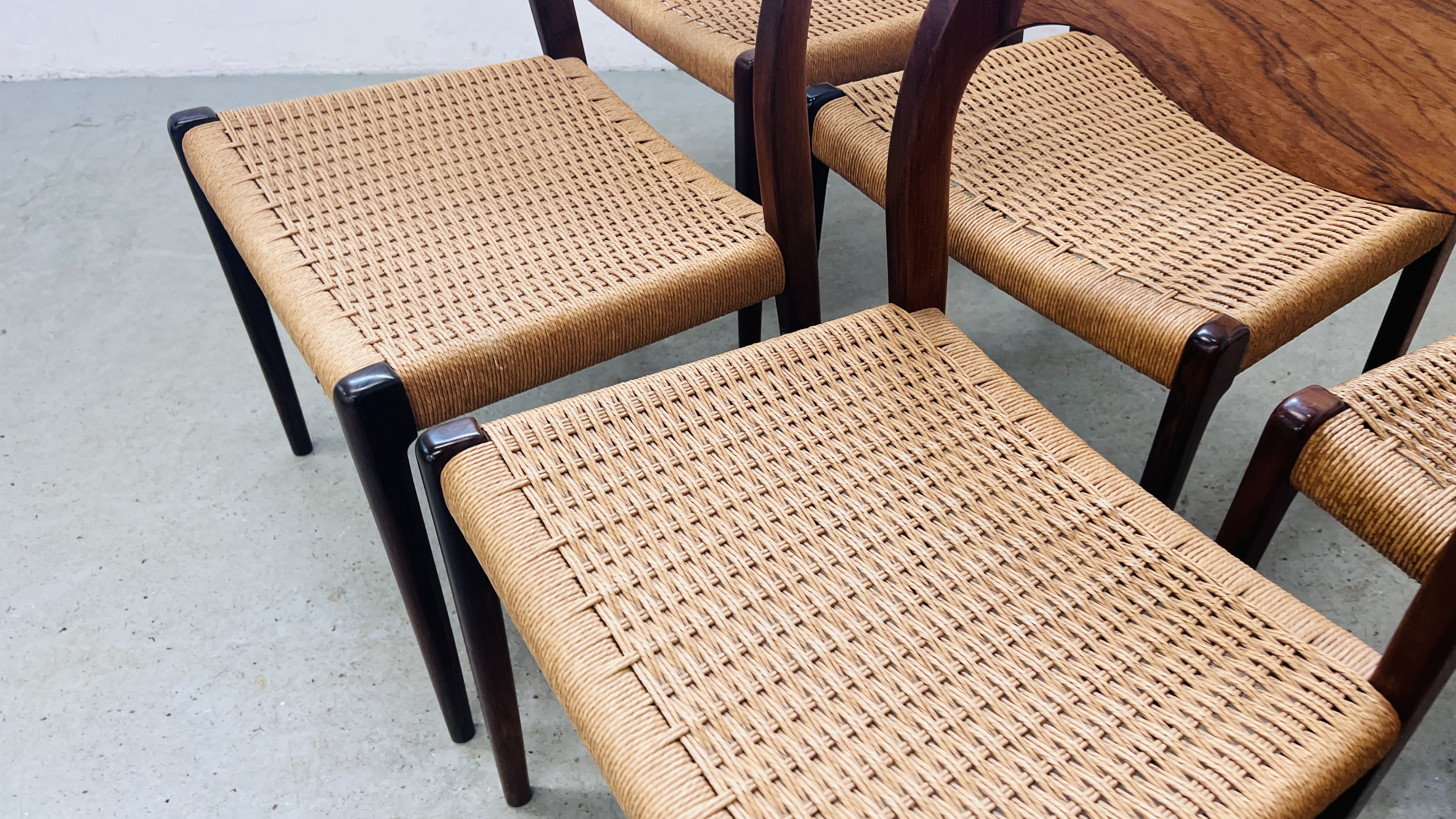 A SET OF TEN VINTAGE MID CENTURY NIELS MOLLER BY J L MOLLER MODEL 71 ROSEWOOD DINING CHAIRS WITH - Image 22 of 48