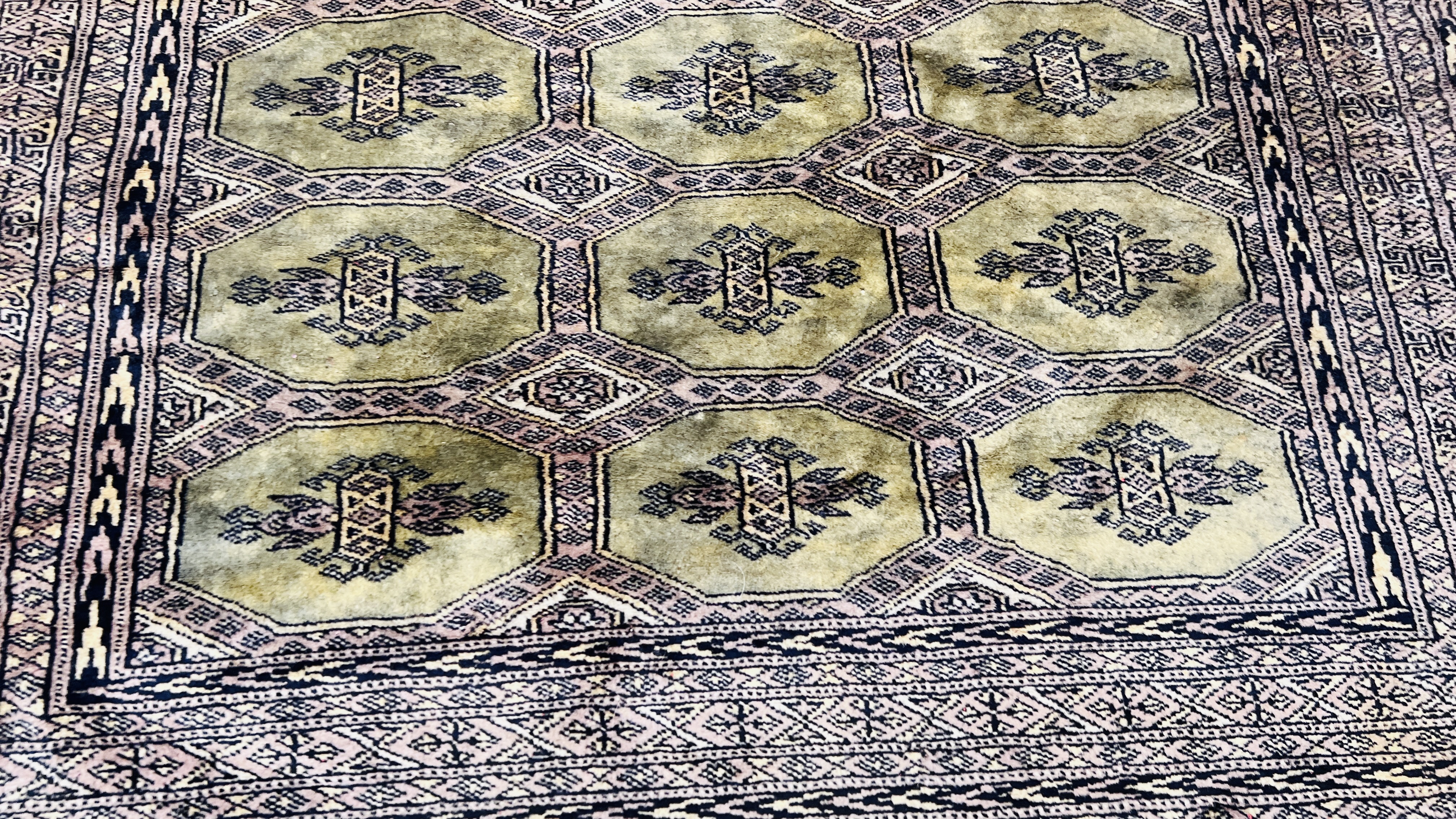 A GREEN PATTERNED RUG. - Image 3 of 6