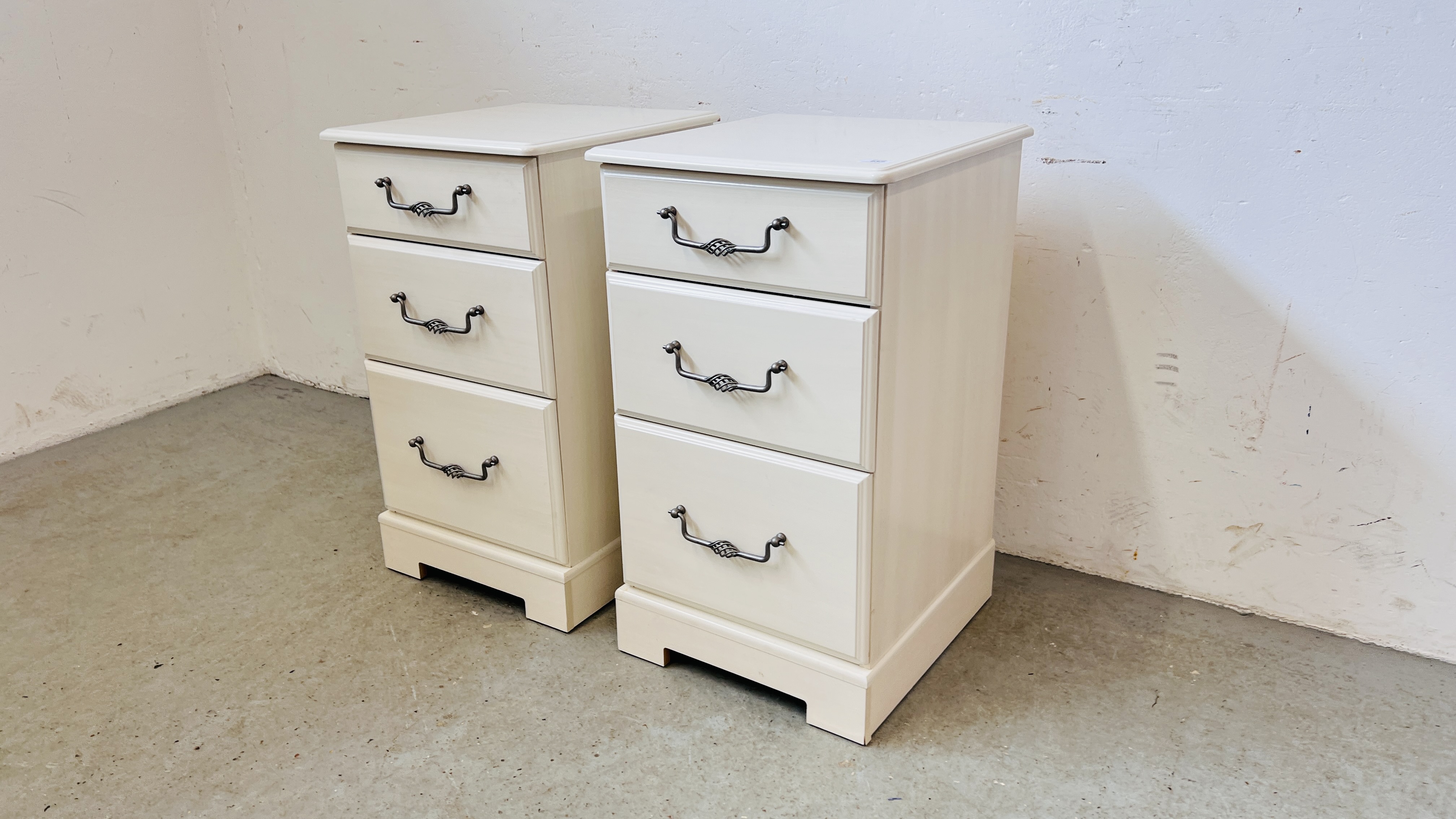 A PAIR OF GOOD QUALITY MODERN THREE DRAWER KINGSTOWN BEDSIDE CHESTS WITH METAL CRAFT HANDLES, - Image 2 of 13