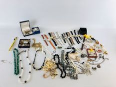 AN EXTENSIVE GROUP OF COSTUME JEWELLERY AND WATCHES TO INCLUDE STUD EARRINGS AND BROOCHES,