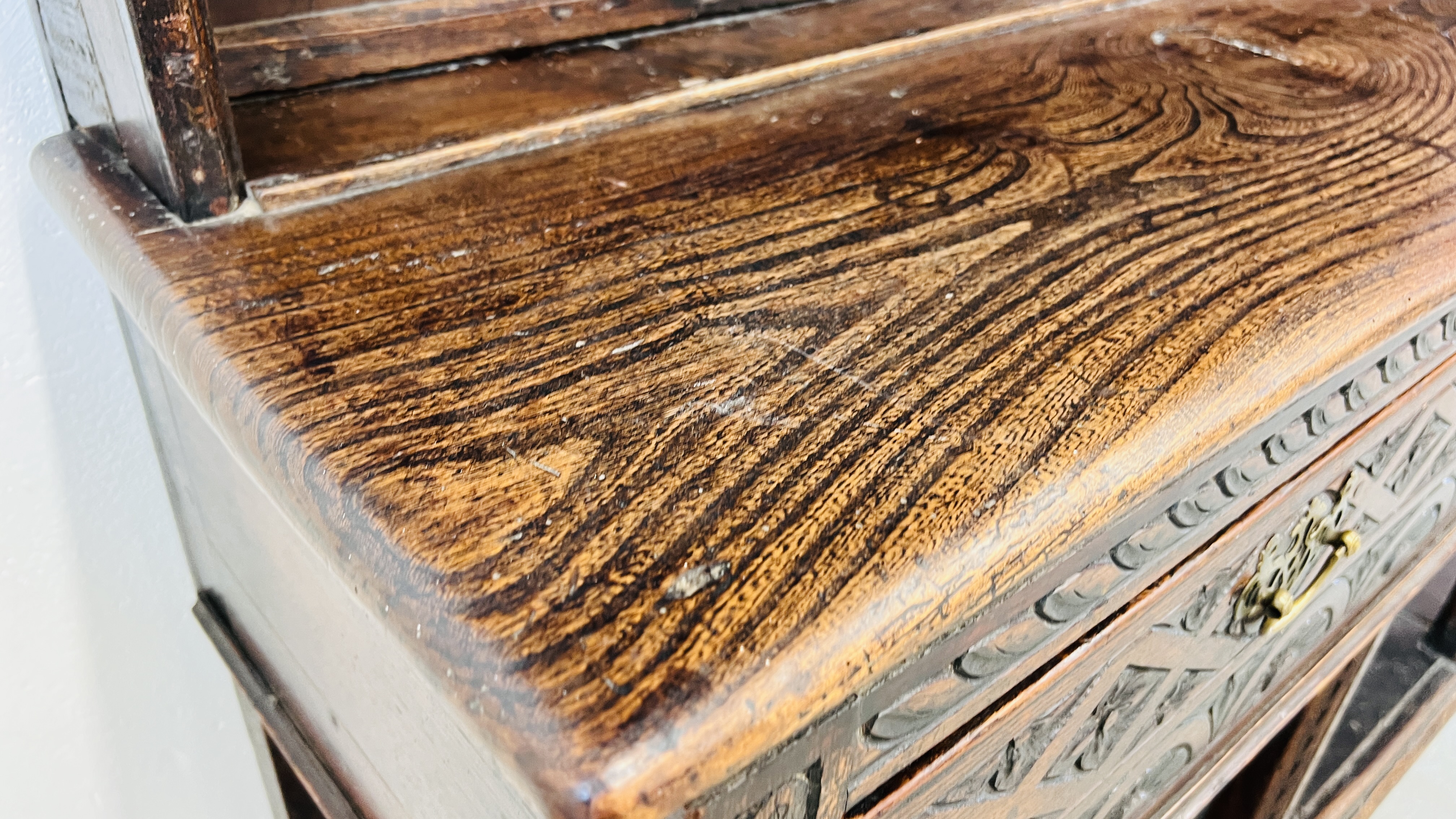 AN EARLY HEAVILY CARVED THREE DRAWER DRESSER BASE WITH ASSOCIATED DRESSER BACK, WIDTH 180CM. - Image 8 of 16