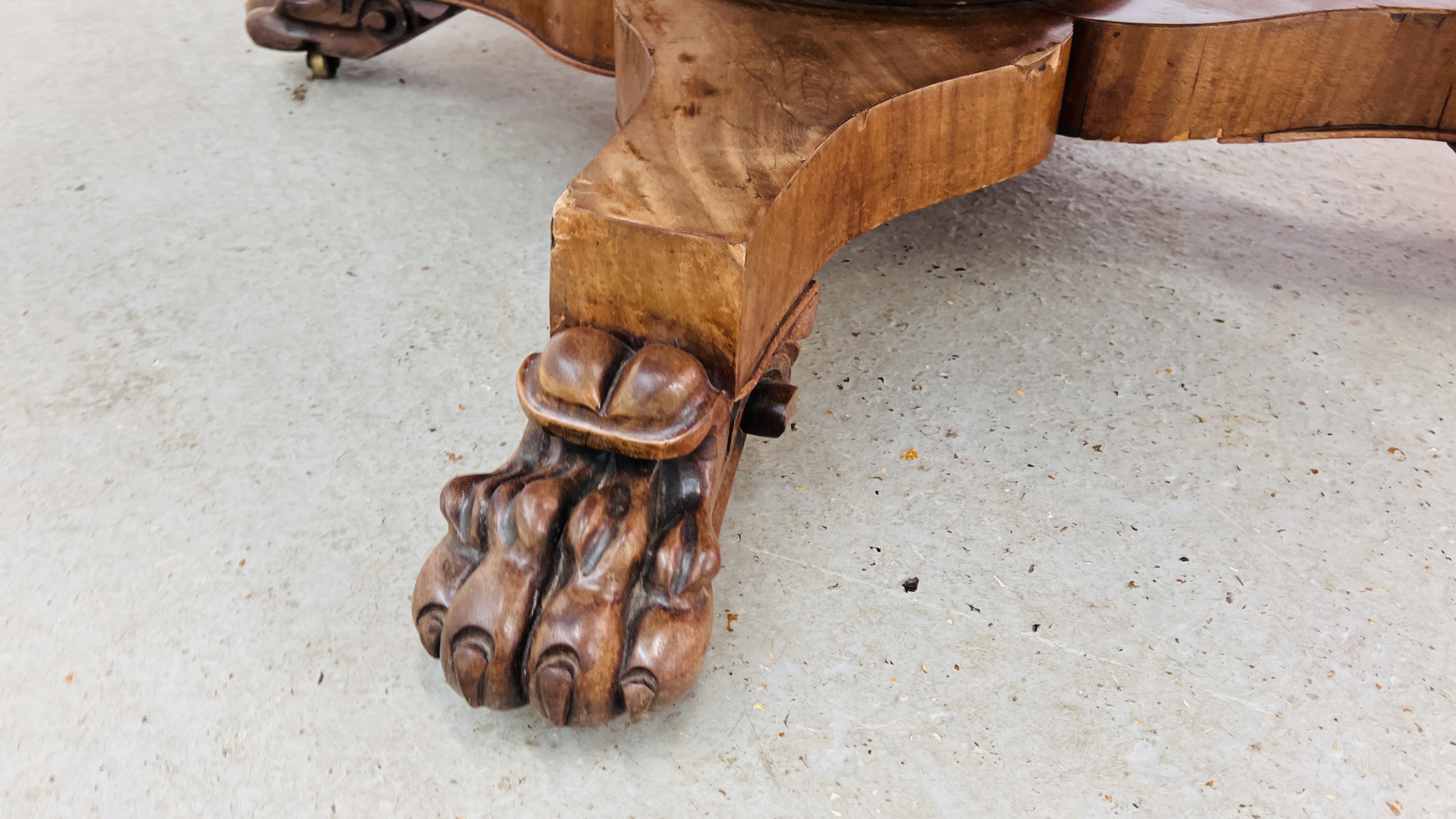 VICTORIAN LOO TABLE WITH CENTRAL EXTENSION LEAF ON IMPRESSIVE PEDESTAL BASE WITH CLAW FEET. - Image 11 of 14