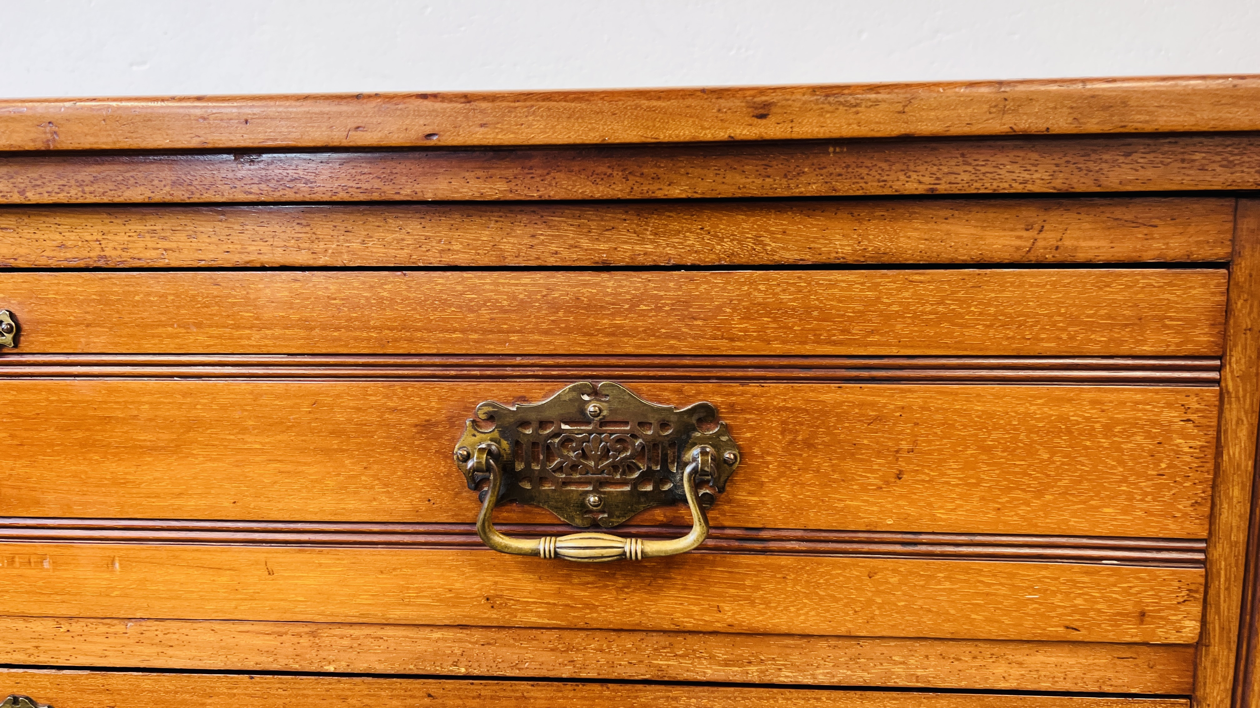 AN EDWARDIAN AMERICAN WALNUT 6 DRAWER CHEST WITH BRASS PLATE HANDLES W 112CM. D 46CM. H 118CM. - Image 5 of 14