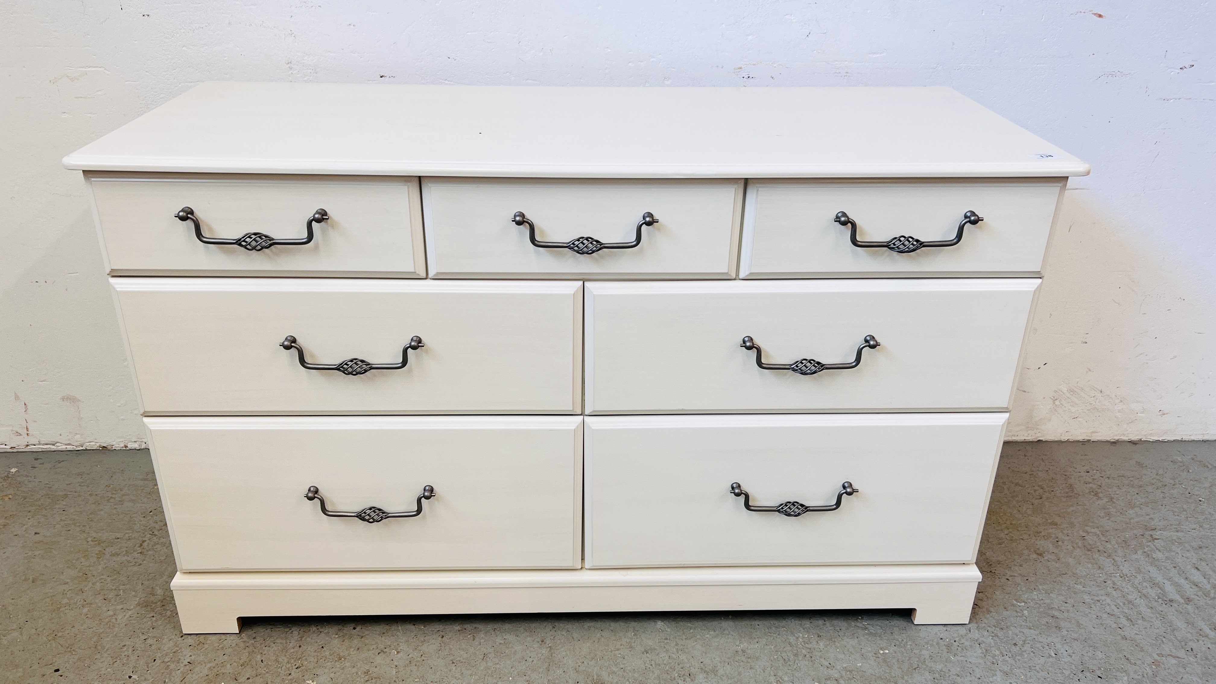 A GOOD QUALITY KINGSTOWN MODERN SEVEN DRAWER CHEST WITH METAL CRAFT HANDLES,
