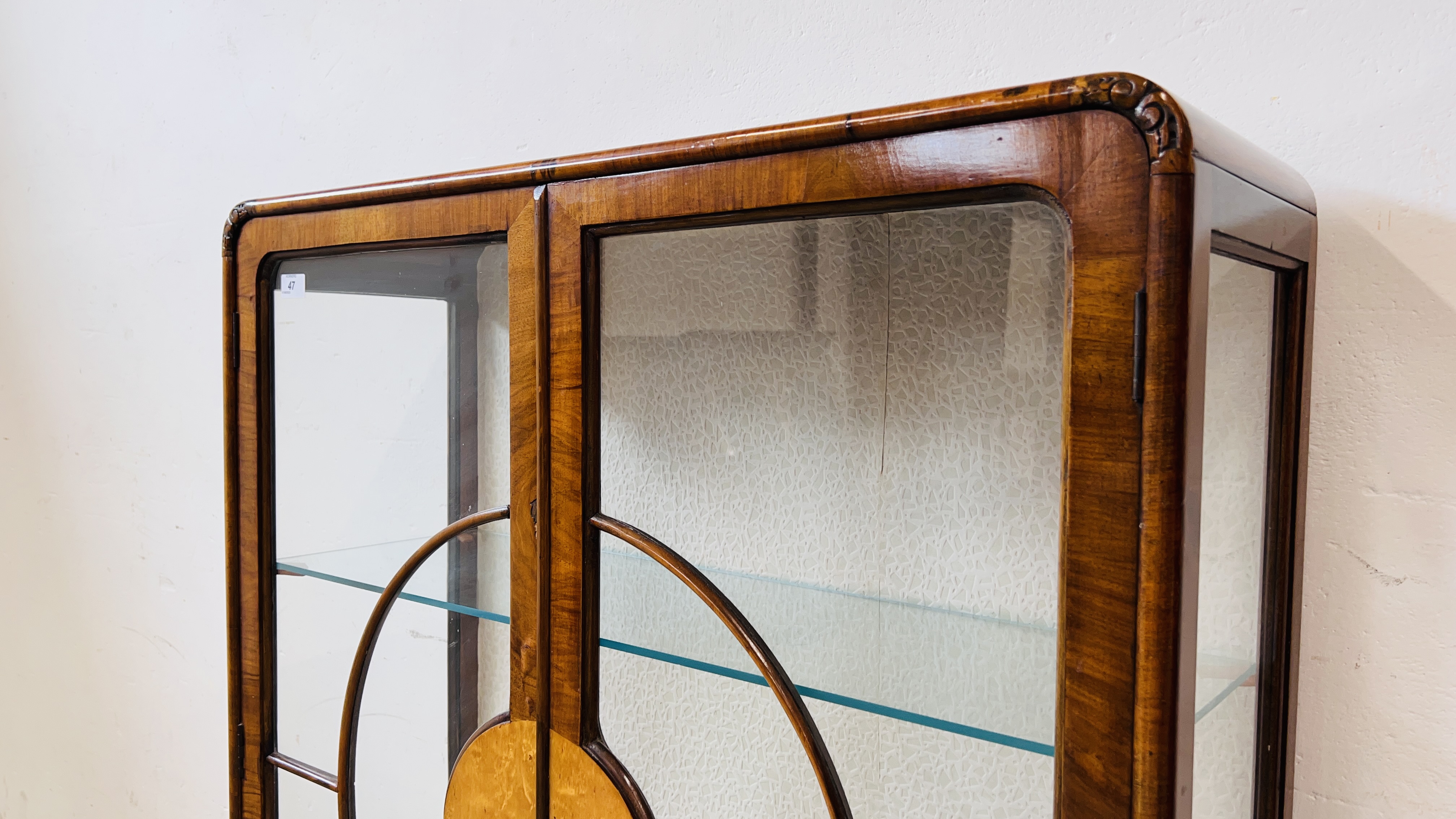 A DECO WALNUT VENEERED DISPLAY CABINET, W 87CM, D 30CM, H 118CM. - Image 3 of 16