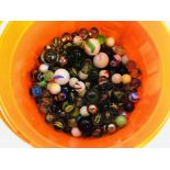 A LARGE TUB OF ASSORTED GLASS MARBLES TO INCLUDE VINTAGE EXAMPLES.