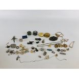 A BOX OF ASSORTED JEWELLERY TO INCLUDE SILVER, WHITE METAL AND VINTAGE EXAMPLES PHOTO LOCKETS,