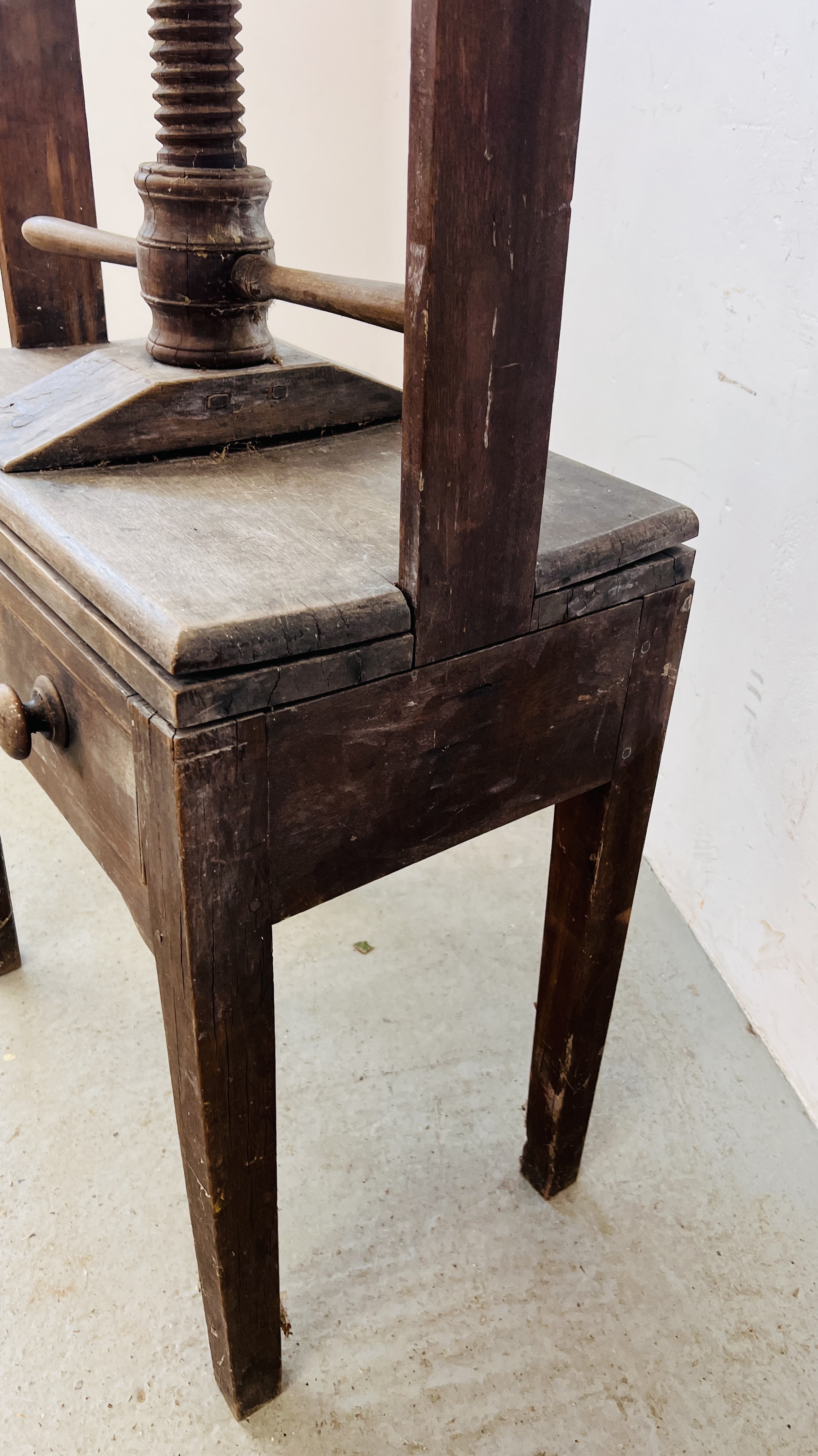 AN ANTIQUE OAK PRESS WITH SINGLE DRAWER. - Image 7 of 8