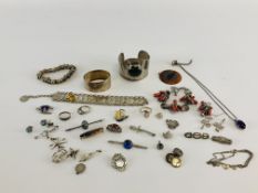A TRAY OF ASSORTED SILVER AND WHITE METAL JEWELLERY EXAMPLES TO INCLUDE A COIN BRACELET,