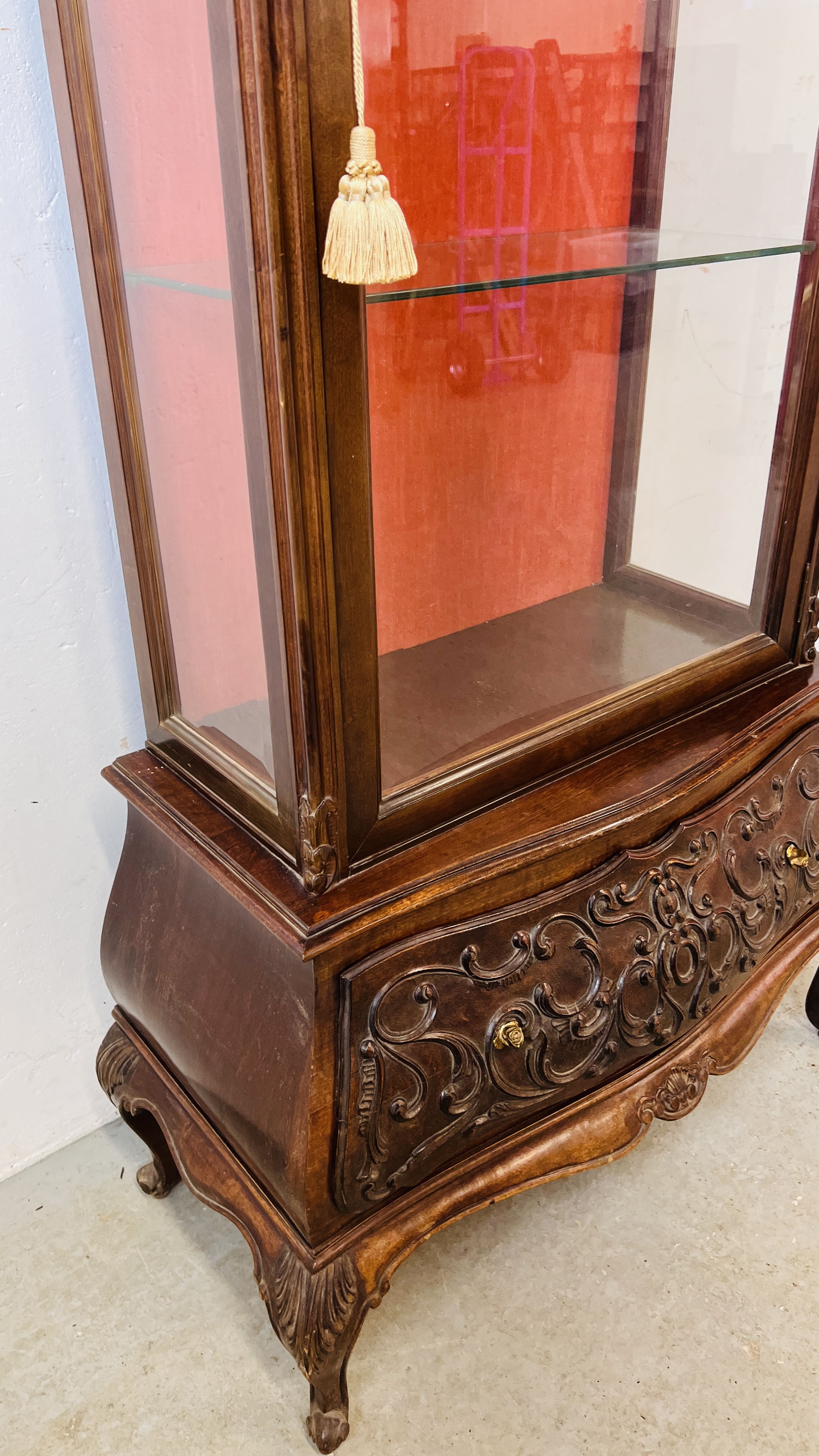 A REPRODUCTION CONTINENTAL STYLE DISPLAY CABINET WITH DRAWER TO BASE - W 83CM. D 41CM. H 183CM. - Image 6 of 9