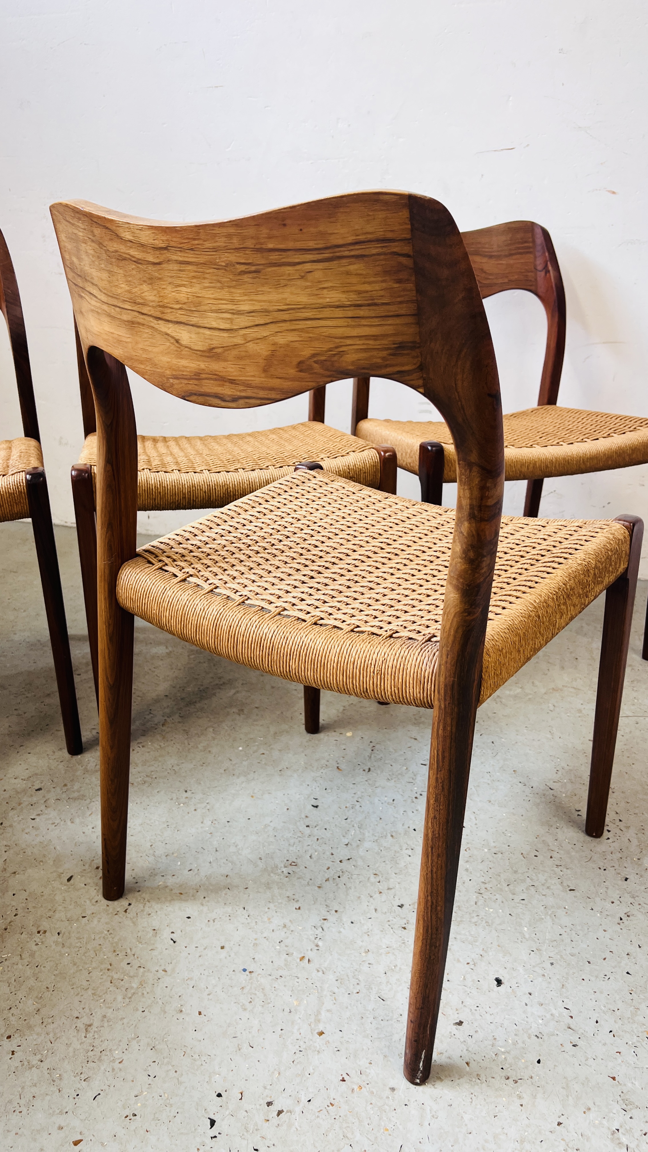 A SET OF TEN VINTAGE MID CENTURY NIELS MOLLER BY J L MOLLER MODEL 71 ROSEWOOD DINING CHAIRS WITH - Image 37 of 48
